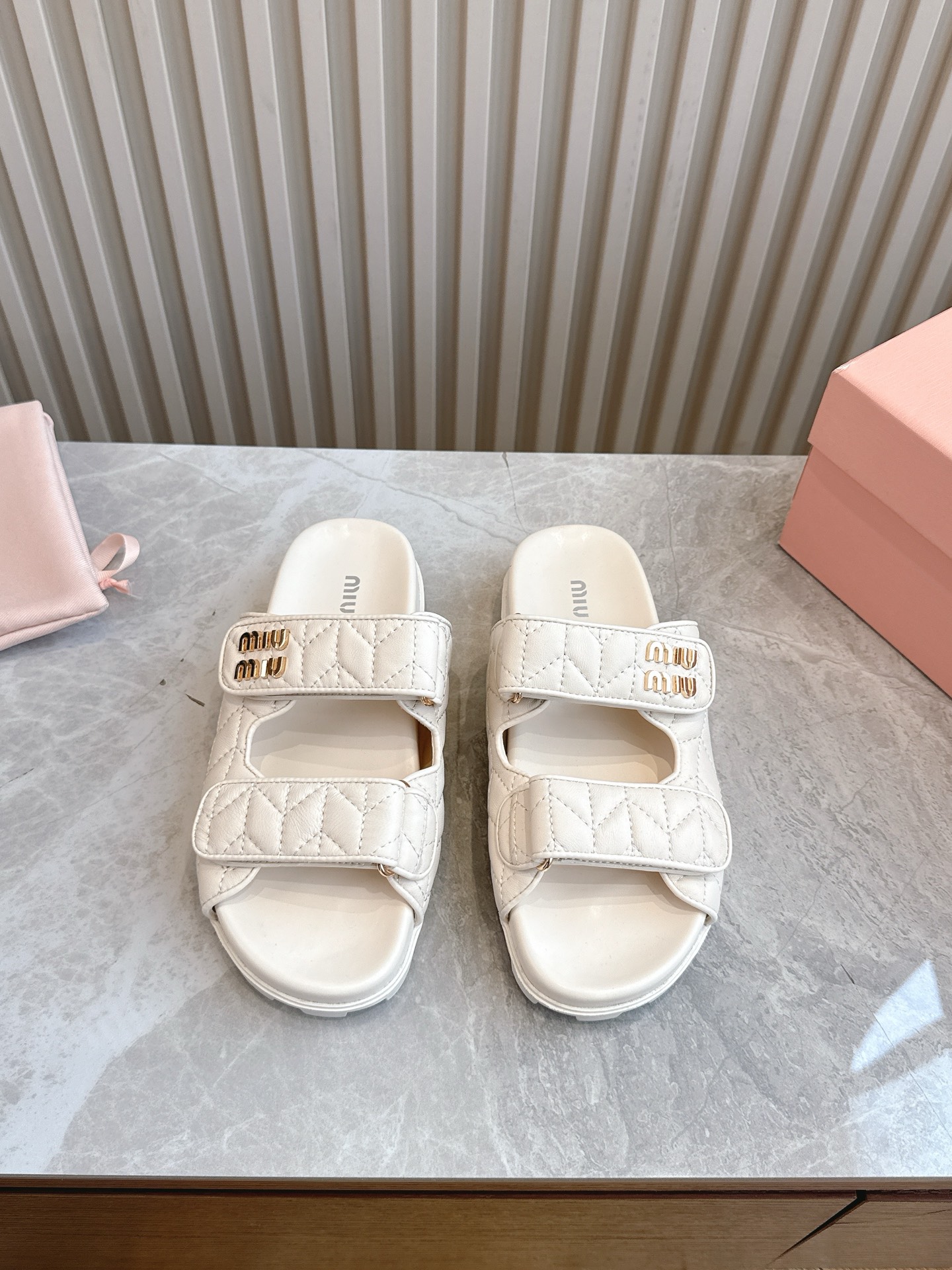 NO:246987,(Top version) MiuMiu*Miu/25 summer new product, the world's hottest sandals, appeared on the covers of major fashion magazines·used by celebrities and bloggers of Xiaohongshu~matched with long skirts, mixed-bred sheepskin electric embroidery, inner sheepskin inner size 35-41 (full set of packaging), slippers, miumiu, sandals, slippers, skirts, sheepskin19860909（顶级版本） MiuMiu*缪缪/25夏季新品,全球最火凉鞋, 出现在各大时装杂志封面·各路明星、小红书博主着用～搭配长裙 鞋面混种羊皮电绣 内里羊皮内里 码数35-41（全套包装）,拖鞋,miumiu,sandals,slippers,skirts,sheepskin,Women's Shoes