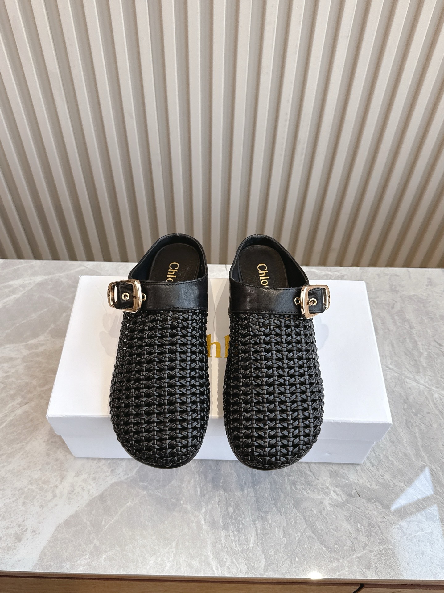 NO:247004,(Top version) ChIoe Chloe 25 new sandals series... [Fabric semi-trail] Original sole, fully hand-tied, all the positions are just right, Internet celebrity hot products, top casual and vacation series Big internet celebrities are unanimous in pursuit of this style, and it is difficult to find out for a while. The indispensable single slippers in midsummer are very attractive to fashionable and sporty style, showing your elegance, lightness, slimness and whiteness in your way 1 fabric: original customized fabric 2 foot pads: original injection molding 3 soles: original rubber combination soles 4 packaging: original full set of packaging 5 sizes: 35-39 (40. Customized without return) Color: black, silver. white, semi-trail, slippers19860909（顶级版本） ChIoe 克洛伊 25新款凉拖系列……【织物半拖】  原版鞋底,全手工穿线,所有的位置刚刚好 ,网红爆款,顶级休闲度假系列 大咖网红一致追求此款,更是断货一度难求 盛夏不可缺少的单品拖鞋,上脚极具吸引时髦运动风尚,以你的方式彰显你的优雅、轻便、显瘦、显脚白 1面料:原版定制织物 2垫脚:原版注塑成型 3大底:原版橡胶组合大底 4包装:原版全套包装 5码数:35-39（40.定制不退换） 颜色:黑色,银色.白色,半拖,slippers,Women's Shoes