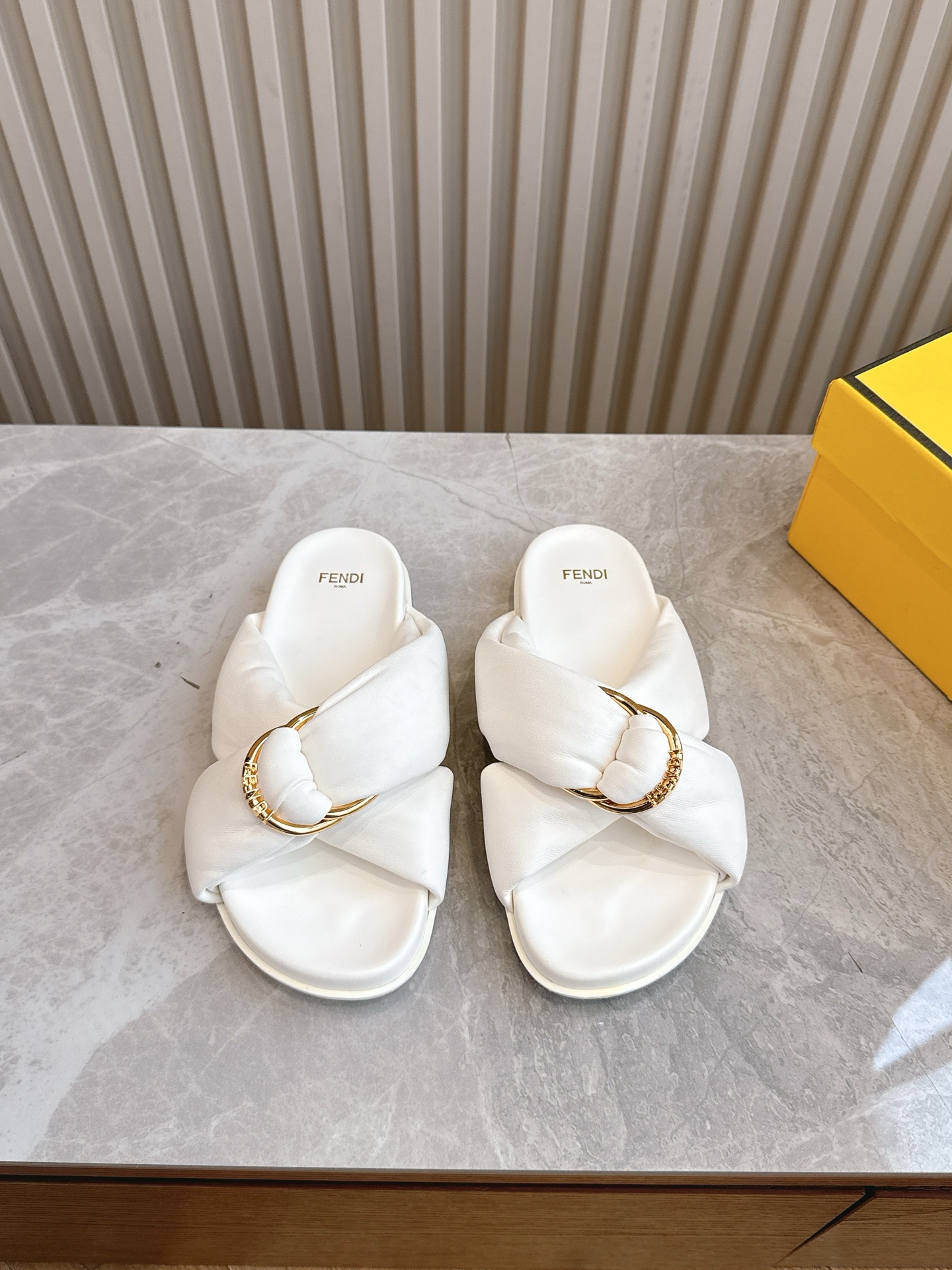 NO:246985,(Top version) 25ss Fendi series flat slippers must have FF drag every year. This year, a new series is added, which is so beautiful that it is indescribable. The perfect comfort is a classic must-have, and all kinds of styles are held!  Fabric sheepskin inner sheepskin heel high flat/3cm sole original leather outsole Size35-39 (customized for 40.41), slippers, fendi, slippers, sheepskin, Leather soles19860909（顶级版本） 25ss 芬迪系列平底拖鞋每年必备FF拖今年还加了新的系列,美到无法言喻 绝好的穿着舒适感可是经典必备,各种风格搭配都Hold的住！ 面料羊皮 内里羊皮 跟高平底/3cm 鞋底原版真皮大底 Size35-39（40.41定做）,拖鞋,fendi,slippers,sheepskin,Leather soles,Women's Shoes