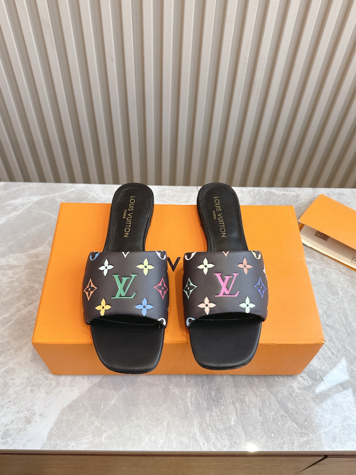 NO:246970,(Top version) LV | Louis Vuitton X TM 6AM Murakami Takashi jointly made flat slippers 2025 Early Spring new model Top version is consistent with the original version. The counter focuses on the latest model LV X TM 6AM Murakami Takashi jointly made bow flat slippers Hard goods are new BS purchasing level!  Full of high-end feeling!  A popular model from domestic and foreign bloggers, retro and fashionable, beautiful!  Official website main model, high custom rainbow color presbyterian leather, imported sheepskin lining, outsole original Italian genuine leather injection molded outsole shoe size: 35-39 (34, 40, 41, 42 customized), slippers, louis vuitton, louis vuitton, slippers, sheepskin19860909（顶级版本） LV | 路易威登 X TM 6AM 村上隆联名款平底拖鞋2025 早春新款 顶级版本原版一致 专柜主打最新款 LV X TM 6AM 村上隆联名款蝴蝶结平底拖鞋 硬货上新 BS代购级别！高级感十足！国内外博主刷爆的一款,复古又时髦上脚美炸了！官网主推款 鞋面高定制彩虹色老花皮 内里进口羊皮里 大底原版意大利真皮注塑大底 鞋码: 35-39（34、40、41、42定制）,拖鞋,louis vuitton,louis vuitton,slippers,sheepskin,Women's Shoes