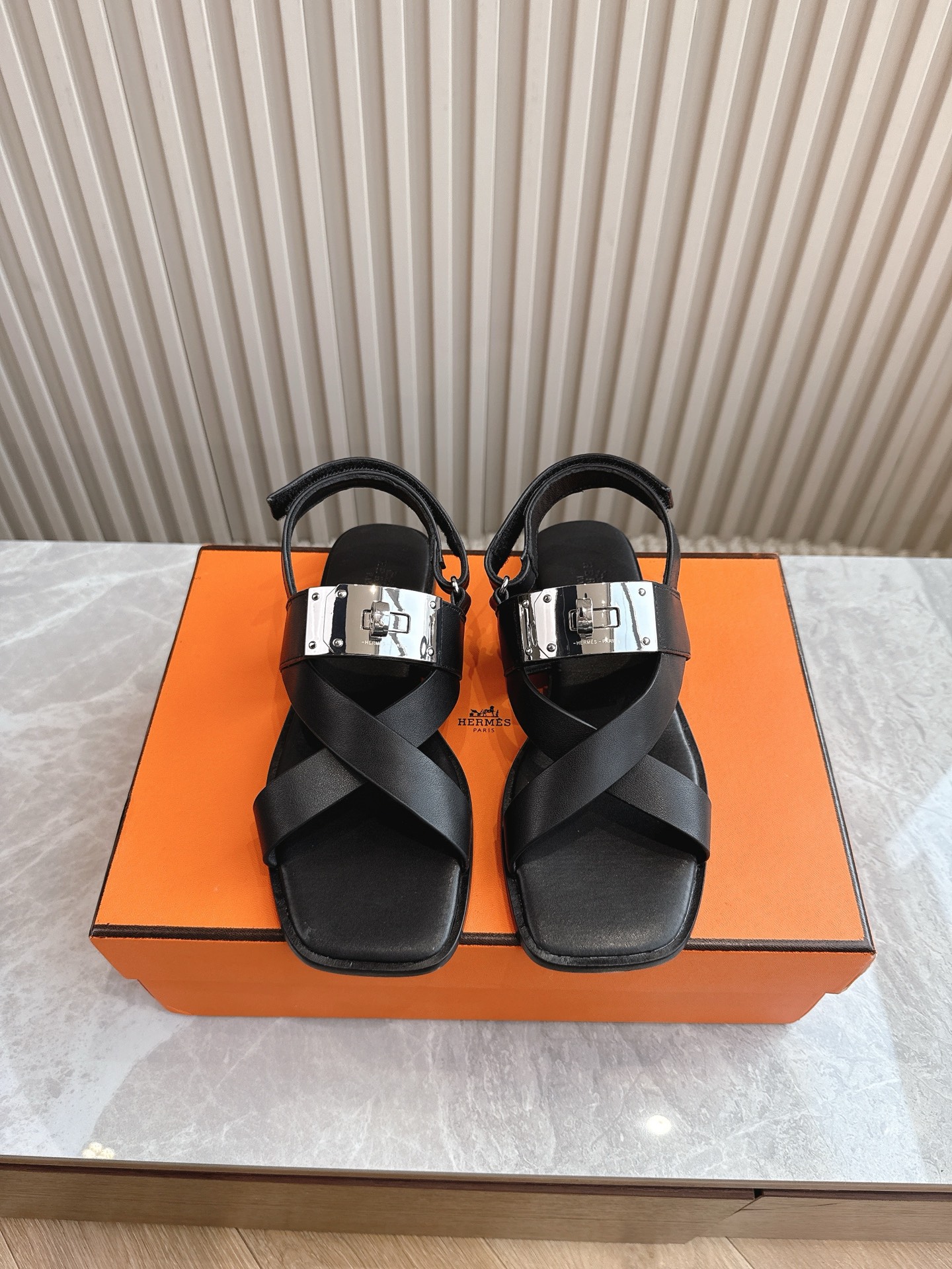 NO:246988,(Top version) HERMES Hermes counter new model has been popular recently for couples, second uncle shoes, pig nose sandals and slippers, paired with various colored socks, it is very fashionable. Imported cowhide upper imported leather inner imported genuine leather sole size for women 35-42 (40/42 no return or replacement), sandals, hermes, hermes, sandals, slippers, cowhide, socks19860909（顶级版本）HERMES爱马仕专柜新款最近火到不行的情侣款二舅鞋猪鼻子凉鞋拖鞋,搭配各种彩色袜子,潮爆了 鞋面进口牛皮 内里进口真皮 大底真皮鞋底 码数女35-42（40/42不退不换）,凉鞋,hermes,hermes,sandals,slippers,cowhide,socks,Women's Shoes