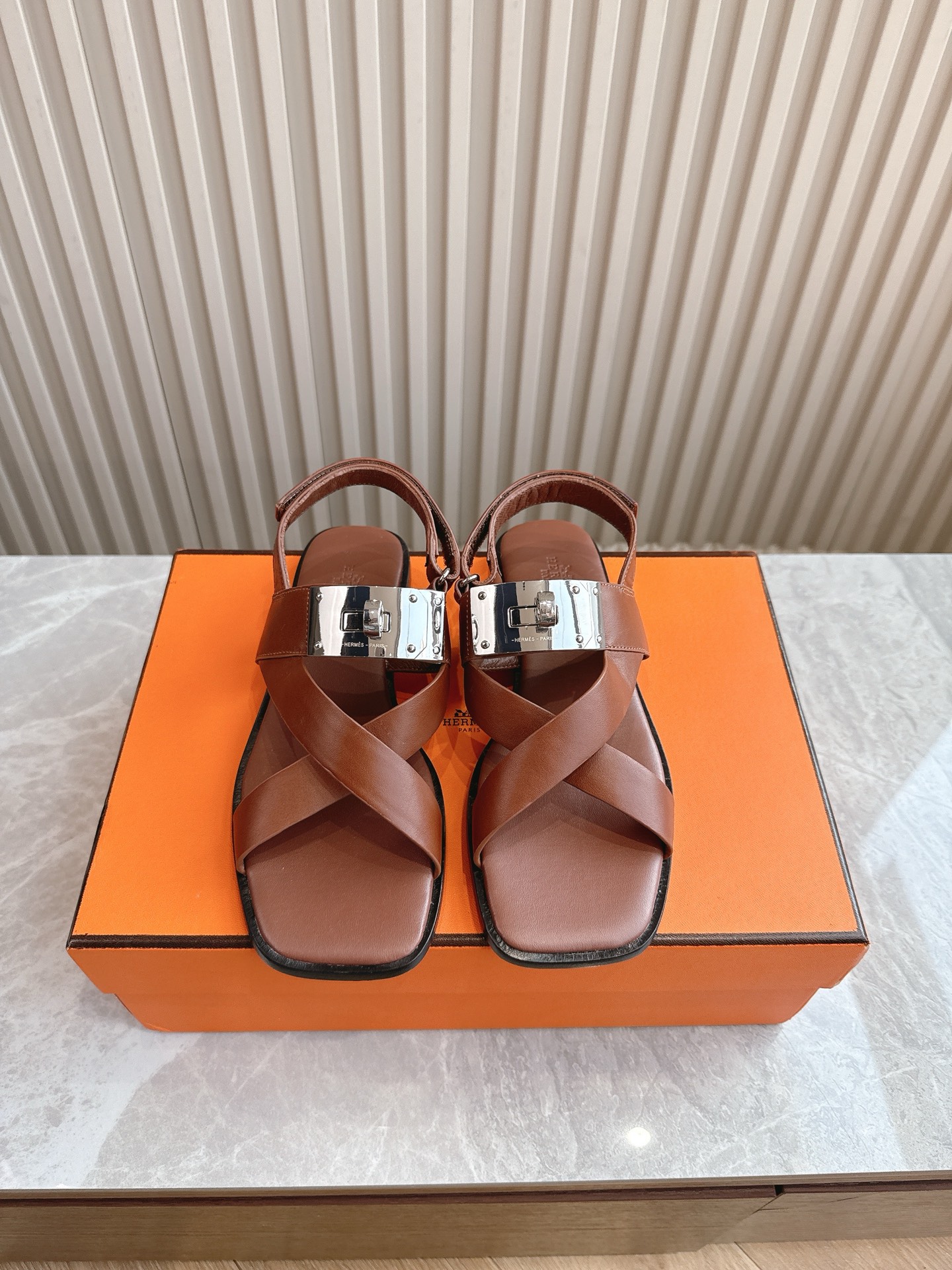 NO:246989,(Top version) HERMES Hermes counter new model has been popular recently for couples, second uncle shoes, pig nose sandals and slippers, paired with various colored socks, it is very fashionable. Imported cowhide upper imported leather inner imported genuine leather sole size for women 35-42 (40/42 no return or replacement), sandals, hermes, hermes, sandals, slippers, cowhide, socks19860909（顶级版本） HERMES爱马仕专柜新款最近火到不行的情侣款二舅鞋猪鼻子凉鞋拖鞋,搭配各种彩色袜子,潮爆了 鞋面进口牛皮 内里进口真皮 大底真皮鞋底 码数女35-42（40/42不退不换）,凉鞋,hermes,hermes,sandals,slippers,cowhide,socks,Women's Shoes