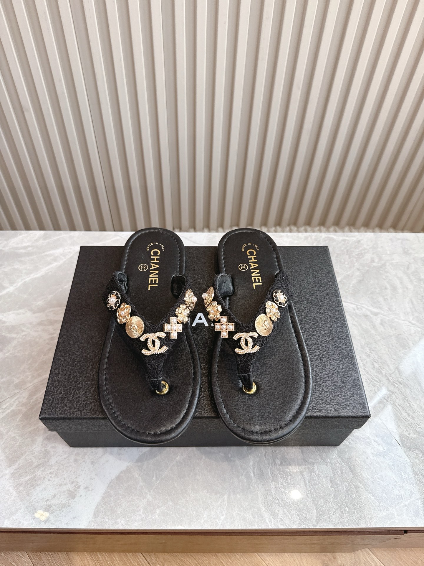 NO:246984,(Top version) CHANEL Chanel catwalk slippers, completely original one-to-one replica, super positive style, latest and fashionable design, single shoes that are popular all over the Internet, cool and fashionable on the feet, all hardware replicas, unique design is the most eye-catching, and the legs are also well decorated, and the upper material is made of original one-to-custom fabric, sheepskin and velvet Italian leather soles Size35-41 (40 41 custom), split-toe shoes, chanel, chanel, slippers, sheepskin, Leather soles19860909（顶级版本） CHANEL香奈儿走秀款拖鞋 完全原版一比一复刻打造 版型超级正 最新时尚的设计 火遍全网的单鞋,上脚又酷又时髦 五金全部开模复刻 独特设计最为抢眼吸晴 上脚还很好的修饰腿型显瘦 鞋面材质采用原版一比一定制布面和羊皮以及丝绒面 意大利真皮大底大底 Size35-41（40 41定制）,分趾鞋,chanel,chanel,slippers,sheepskin,Leather soles,Women's Shoes