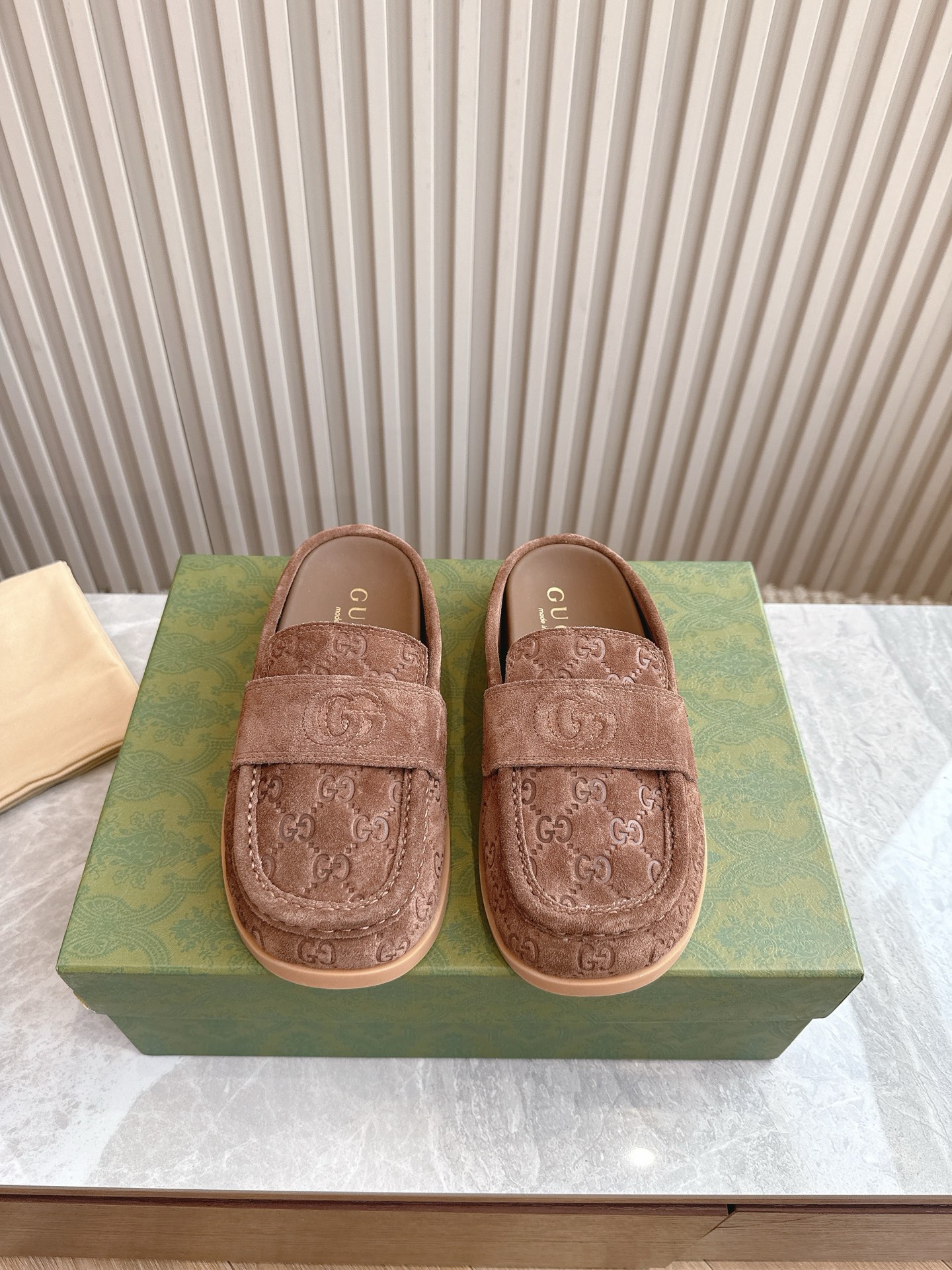 NO:246982,(Top version) GUCCI Gucci Women's Thick Sole Slippers Bag Toe Mules Slippers and Slippers are popular on the Internet for the 100th Anniversary Show. No original version, no development, purchase the original version, one to one perfect reproduction. Imported frosted cowhide, inner lining, cowhide, original molded sole, size 35-39 (40. Customized, no return or replacement), semi-drag, gucci, gucci, slippers, cowhide19860909（顶级版本） GUCCI古驰女士厚底拖鞋包头穆勒鞋拖鞋火爆全网100周年秀场大爆款无原版不开发购买原版一比一完美复刻 面料进口磨砂牛皮 内里牛皮内里 鞋底原版开模鞋底 尺码35-39(40.定制不退不换）,半拖,gucci,gucci,slippers,cowhide,Women's Shoes