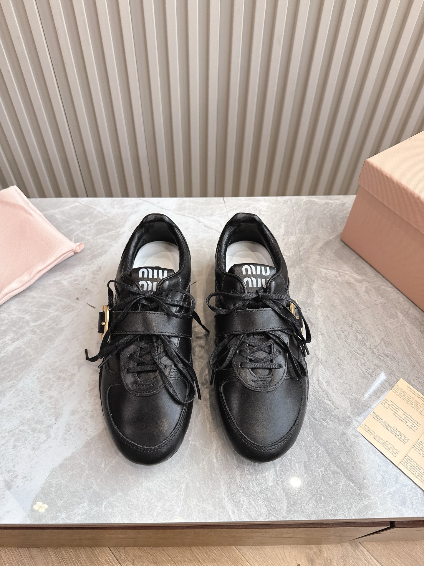 NO:246980,(Top version) Miumiu 2025 catwalks latest early spring European and American retro fashion training casual sneakers. The original top replica is released simultaneously on the counter. The fabric is specially supplied imported calfskin shoes, which shows the texture. The inner footbed cowhide is imported. The imported original sole is simple and fashionable. It looks very delicate on the feet!  Size 35-40, casual shoes/sports shoes, miumiu, sneakers, cowhide19860909（顶级版本） miumiu 2025走秀最新早春欧美复古时尚德训休闲运动鞋 原版顶级复刻 专柜同步发售 面料采用特供进口小牛皮整双鞋就是非常显质感 内里垫脚牛皮 进口原版大底 款式简约时尚 上脚十分显秀气 ！ Size 35-40,休闲鞋/运动鞋,miumiu,sneakers,cowhide,Women's Shoes