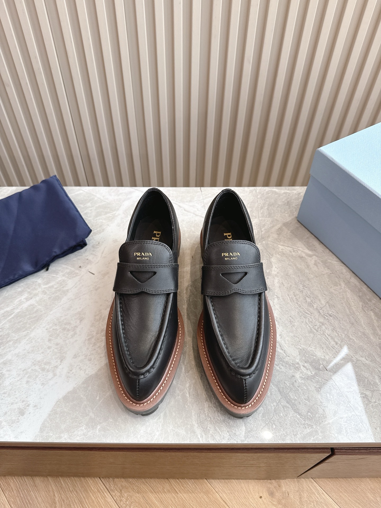 NO:246976,(Top version) Prad* 25 Prad* Showcase retro British tassel half slippers and single shoes hit!  The catwalk style is retro and fashionable, casual and versatile, fashionable and casual, unique taste, everyone loves and easily controls it. It will explode every year. It is enough to conquer you, wear it, casual and fashionable, both without mistakes, simple and handsome on the feet, imported wax calfskin (every pair is unique in color polishing effect) inner inner sheepskin original mold opening standard size: 35-40 (40 custom made without return and exchange) normal size, loafers, prada, prada, loafers, slippers, cowhide, sheepskin19860909（顶级版本） Prad* 25普拉达走秀款复古英伦流苏半拖鞋单鞋爆款！走秀款 复古感时髦满满 随意百搭 时尚休闲 独到味道,人人都爱也轻松驾驭 每年都会爆.足以征服你,穿上它,休闲时髦 两不失误 上脚简单帅气 面料进口蜡感小牛皮(擦色效果每一双都独一无二) 内里内里羊皮 鞋底原版开模 标准码数:35-40(40定制不退换)正常尺码,乐福鞋,prada,prada,loafers,slippers,cowhide,sheepskin,Women's Shoes