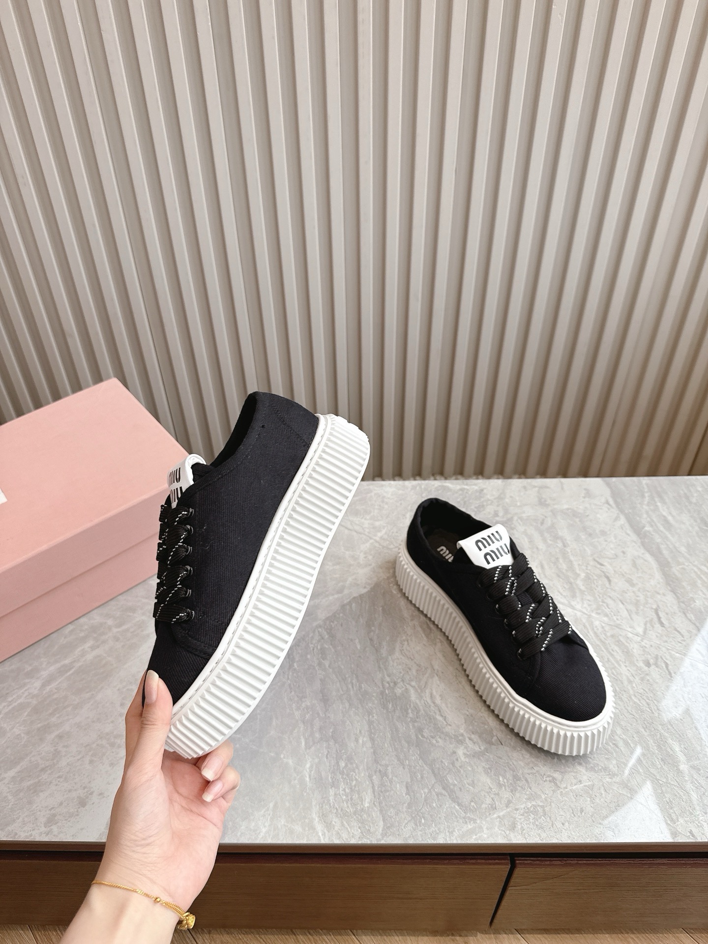 NO:246968,(Top version) Miu Miu 25ss Spring and summer new show Miu Miu Miu Cookies' casual shoes show craftsmanship comes from the details of the Miu Miu series. The new season's trend is the most beloved concept, diverse collision, conveying modern style~ It looks good no matter how you wear it. This summer's fashionable favorite is imported cowhide (please identify the right version logo and sole) inner sheepskin. Original ultra-light sole. Size 35-40 (customized for 40, 41) Original packaging, casual shoes/sports shoes, miumiu, sneakers, cowhide, sheepskin19860909（顶级版本） Miu Miu 25ss 春夏新款走秀MiuMiu 饼干的休闲鞋秀场工艺来自Miu Miu系列的细节特写 新季的潮流此刻挚爱的概念,多元对撞,传达现代风格~ 怎么穿都好看今夏时髦精最爱 面料进口牛皮(请认准对版Logo和鞋底) 内里羊皮 大底原版超轻鞋底 码数35-40（40、41订做） 原版包装,休闲鞋/运动鞋,miumiu,sneakers,cowhide,sheepskin,Women's Shoes