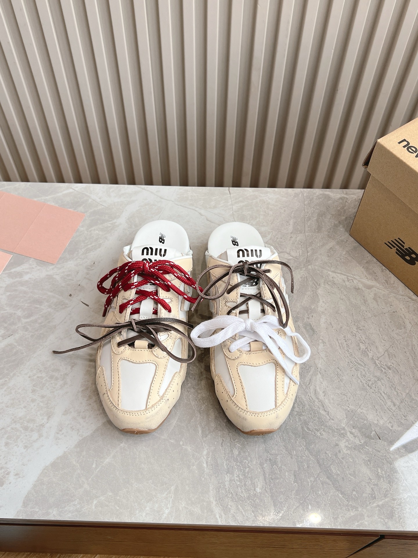 NO:246969,(Top version) Miumiu Miu Miu white shoes dirty shoes biscuit bottom 2025 spring and summer new British style lace-up loafers Miu Miu show appropriate and unique color polishing technology comes from the details of the Miu Miu series. The trend elements of the new season are 1. The concept of the love at this moment, which is diverse and conveys the modern style~ It looks good no matter how you wear it. This summer's fashionable favorite looks not very comfortable. It is super comfortable to wear. The imported color polishing cowhide (every pair is unique) The inner version of the original cowhide, the original sole, the size 35-41 (40.41 custom made without return or exchange), casual shoes/sports shoes, miumiu, loafers, sneakers, cowhide19860909（顶级版本） miumiu缪缪小白鞋脏脏鞋饼干底2025春夏新款英伦风系带乐福鞋MiuMiu秀场适当独一无二的擦色工艺工艺来自Miu Miu系列的细节特写 新季的潮流要素一 与此刻挚爱的概念,多元对撞,传达现代风格~ 怎么穿都好看今夏时髦精最爱 看起来不怎么舒服 上脚超级舒服 面料进口擦色牛皮(每一双都独一无二) 内里对版原版牛皮 大底原版鞋底 码数35-41（40.41订做不退换）,休闲鞋/运动鞋,miumiu,loafers,sneakers,cowhide,Women's Shoes