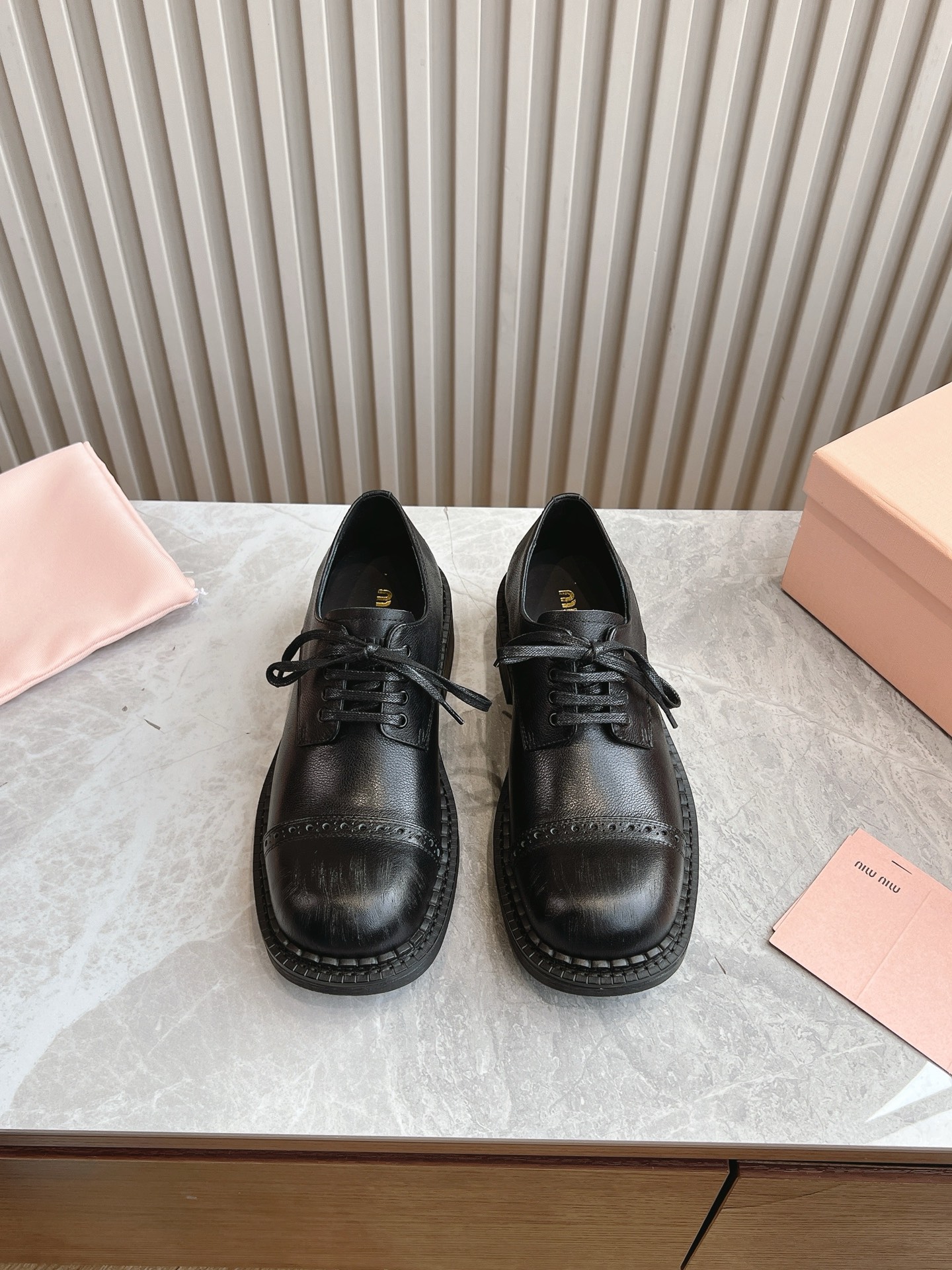 NO:246978,(Top version) Miu Miu 25ss Spring and summer new style square toe loafers and uniforms are popular in the American campus. In order to protest the school's uniform regulations, students embedded a coin into the groove of the leather strap on the shoe body, and then gradually evolved into a thick-soled lace-up British style miumiu Spring and summer new style. The detailed design stands out among a number of loafers. The overall shoe shape is round and delicate, not heavy at all, and can completely expose the ankles, which is called the leg lines are good. A lucky penny $ is embedded in the middle of the upper, which is retro and fashionable. The overall shoe shape is round and delicate, not heavy at all, and can completely expose the ankles, which is called the leg lines are good. Imported fabric, cowhide, inner lambskin, soles tpu sole, wear-resistant and slip-resistant  Size#35-40 (40 custom made without return or exchange), loafers, miumiu, loafers, cowhide, sheepskin19860909（顶级版本） Miu Miu 25ss 缪缪春夏新款 方圆头 乐福鞋乐福鞋搭配制服,风行美国校园.学生为抗议校内着制服的规定,便将一枚硬币嵌入鞋身皮革饰带的凹槽,后逐渐演变为厚底系带英伦风 miumiu 春夏新款,细节的设计在一众乐福鞋中脱颖而出,整体鞋型圆滑秀气,一点不笨重,可以完全露出脚踝处,称得腿部线条比例较好 鞋面中间皮革凹槽处嵌入了一枚lucky便士$,戳人的细节复古又时髦 整体鞋型圆滑秀气,一点不笨重,可以完全露出脚踝处,称得腿部线条比例较好. 面料进口牛皮 内里小羊皮  鞋底tpu大底耐磨防滑 Size#35-40（40订做不退换）,乐福鞋,miumiu,loafers,cowhide,sheepskin,Women's Shoes