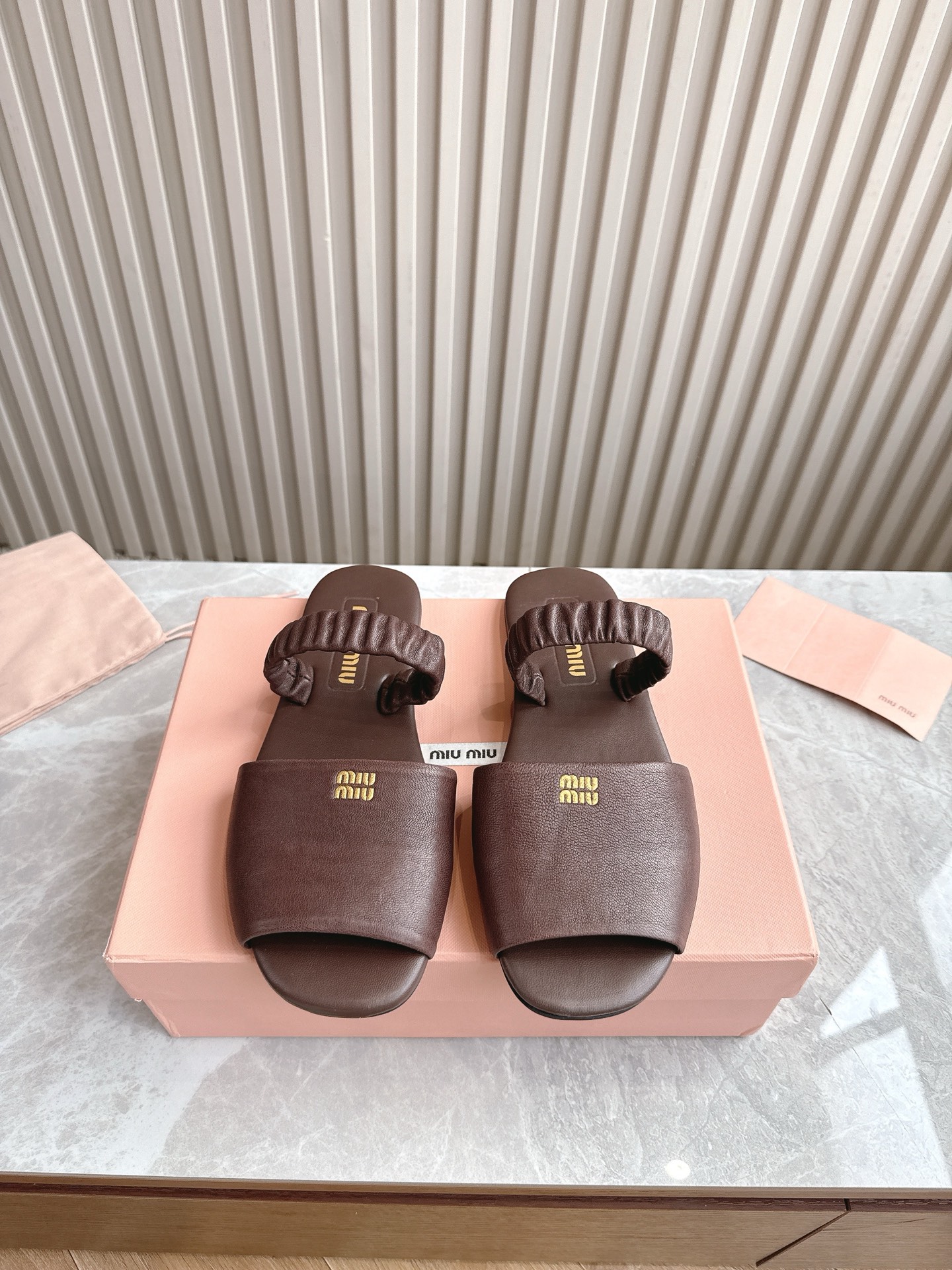 NO:246974,(Top version) Miu Miu elastic ballet shoes knitted Ms. Miu Miu decorative satin ballet flat shoes exclusive high version Miu Mi*2025 spring flat Zp development Original flash sale on the market version Miu is really too girly!  Super soft and glutinous. If you like it, you can rush it!  Imported original cowhide (pair three-dimensional logo) Size 35-39 (40.41 customization without return or replacement) Sole original sole, slippers, miumiu, flats, slippers, cowhide19860909（顶级版本） Miu Miu 松紧芭蕾鞋编织缪缪女士装饰缎面芭蕾舞平底鞋独家高版 Miu Mi*2025春款平底Zp开发 原版秒杀市面版本 Miu真的太少女啦！超级软糯 喜欢可以冲了！ 鞋面进口原版牛皮(对版立体logo) 码数35-39（40.41定制不退不换） 鞋底原版鞋底,拖鞋,miumiu,flats,slippers,cowhide,Women's Shoes