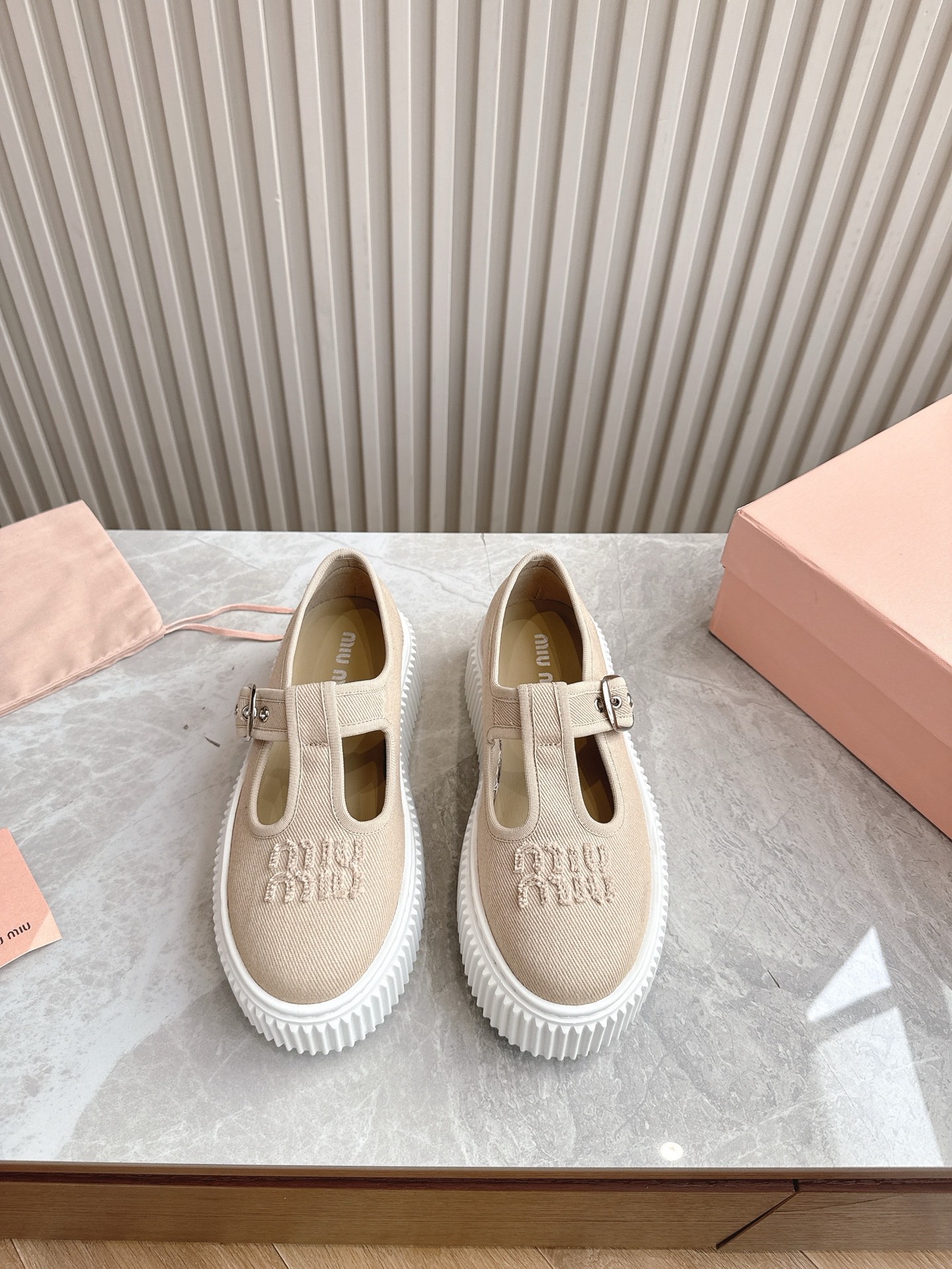 NO:246972,(Top version) MiuMiu Miu Spring and Summer Show Cookie Shoes, Thick-soled Shoes, Ma Lizhen Simple Ma Lizhen Shoes Design, Recognizable Tongue, Create a Buddhist sweet casual style~~ The aura on the feet is very casual, long skirts, shorts, and shorts, and wears a unique style~~ Choose high-density canvas surface, cowhide footbed inside, IP foamed sole height 4.5cm Size35-40, loafers, miumiu, loafers, skirts, shorts, cowhide19860909（顶级版本） MiuMiu缪缪春夏走秀款饼干鞋,厚底鞋,马丽珍 简约的马丽珍鞋设计,极具辨识度的鞋舌,打造佛系甜美的休闲风~~上脚气场十足随意搭配,长裙,短裙,短裤,穿出与众不同的风格~~ 选用高密帆布面,牛皮垫脚内里,ip发泡大底高度4.5cm Size35—40,乐福鞋,miumiu,loafers,skirts,shorts,cowhide,Women's Shoes