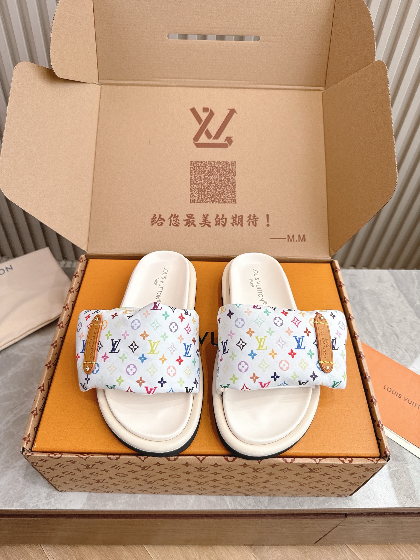 NO:246979,(Top version) Live shooting [Purchase level] down filling!  Any PK market sponge version 25sLV new model, counter synchronization——Summer slippers are the soul. The latest denim tannin Poll Pillow Lazy outfit Bi Start looking forward to summer Denim Girl size, v2025 denim tannin is back... Practical, versatile, easy to wear This time the new blue denim velcro, closed eyes, Velcro sandals, no need to worry about high instep, can be adjusted, the upper is soft, the shoes are not heavy, it is quite comfortable to wear. Size: 35-40 (male size can be determined), slippers, louis vuitton, slippers, down jacket19860909（顶级版本） 实物拍摄【代购级】羽绒填充！ 任意PK市场海棉版本 25sLV新款 专柜同步———夏天拖鞋才是灵魂. 最新牛仔丹宁Poll Pillow 慵懒感穿搭bi备 开始期待夏天 Denim Girl码住,v2025牛仔丹宁回归啦.... 实用,百 搭,又好穿 这次新出的蓝色牛仔魔术贴,闭眼 上 了,魔术贴凉拖,脚背高也不用担心,可以调 节,鞋面比较软的,鞋子也不算重,穿起来蛮舒 服. Size:35—40（男码可定）,拖鞋,louis vuitton,slippers,down jacket,Women's Shoes