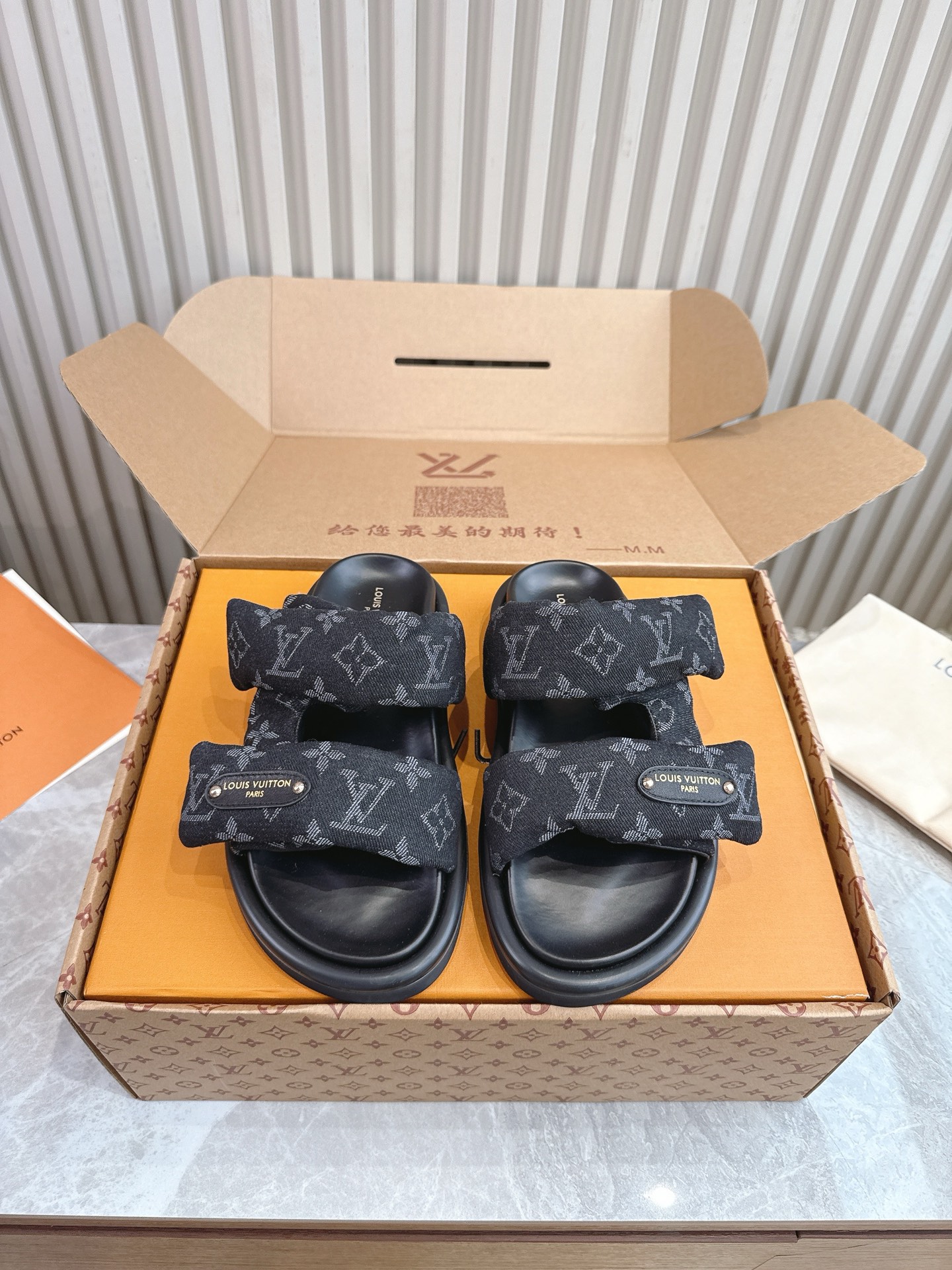 NO:254445,(Top version) Live shooting [Purchase level] down filling!  Any PK market sponge version 25sLV new style, counter synchronization——Summer slippers are the soul. The latest denim tannin Poll Pillow Lazy outfit Bi Start looking forward to summer Denim Girl size, v2025 denim tannin is back... Practical, versatile, easy to wear This time the new blue denim velcro, closed eyes, Velcro sandals, no need to worry about high instep, can be adjusted, the upper is soft, the shoes are not heavy, it is quite comfortable to wear. Size: 35-40 (male size can be determined), slippers, sandals, louis vuitton, sandals, slippers, down jacket19860909（顶级版本） 实物拍摄【代购级】羽绒填充！ 任意PK市场海棉版本 25sLV新款 专柜同步———夏天拖鞋才是灵魂. 最新牛仔丹宁Poll Pillow 慵懒感穿搭bi备 开始期待夏天 Denim Girl码住,v2025牛仔丹宁回归啦.... 实用,百 搭,又好穿 这次新出的蓝色牛仔魔术贴,闭眼 上 了,魔术贴凉拖,脚背高也不用担心,可以调 节,鞋面比较软的,鞋子也不算重,穿起来蛮舒 服. Size:35—40（男码可定）,拖鞋凉鞋,louis vuitton,sandals,slippers,down jacket,Women's Shoes