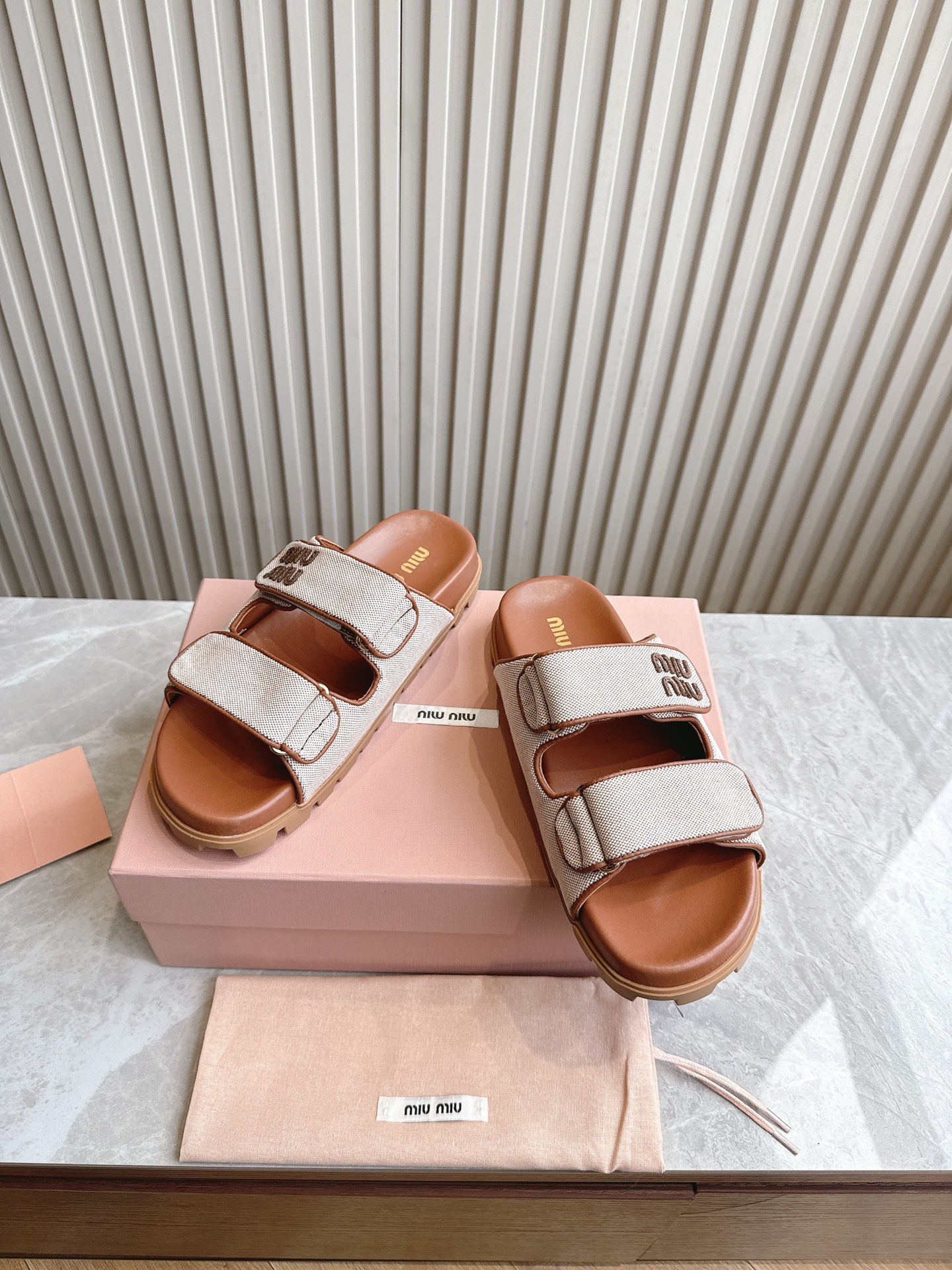 NO:239453,(Top version) Miu Miu 2025 spring and summer series thick-soled Velcro slippers sandals Zp development Original disassembly Version Miu is really too girly Upper original material Sole original molded sole Size 35-39 (40.41 custom made without return or replacement), slippers, miumiu, sandals, slippers19860909（顶级版本） Miu Miu2025春夏系列厚底魔术贴拖鞋凉鞋 Zp开发 原版拆卸 对版编制版本 Miu真的太少女啦 鞋面原版材质 鞋底原版开模鞋底 码数35-39（40.41定做不退不换）,拖鞋,miumiu,sandals,slippers,Women's Shoes