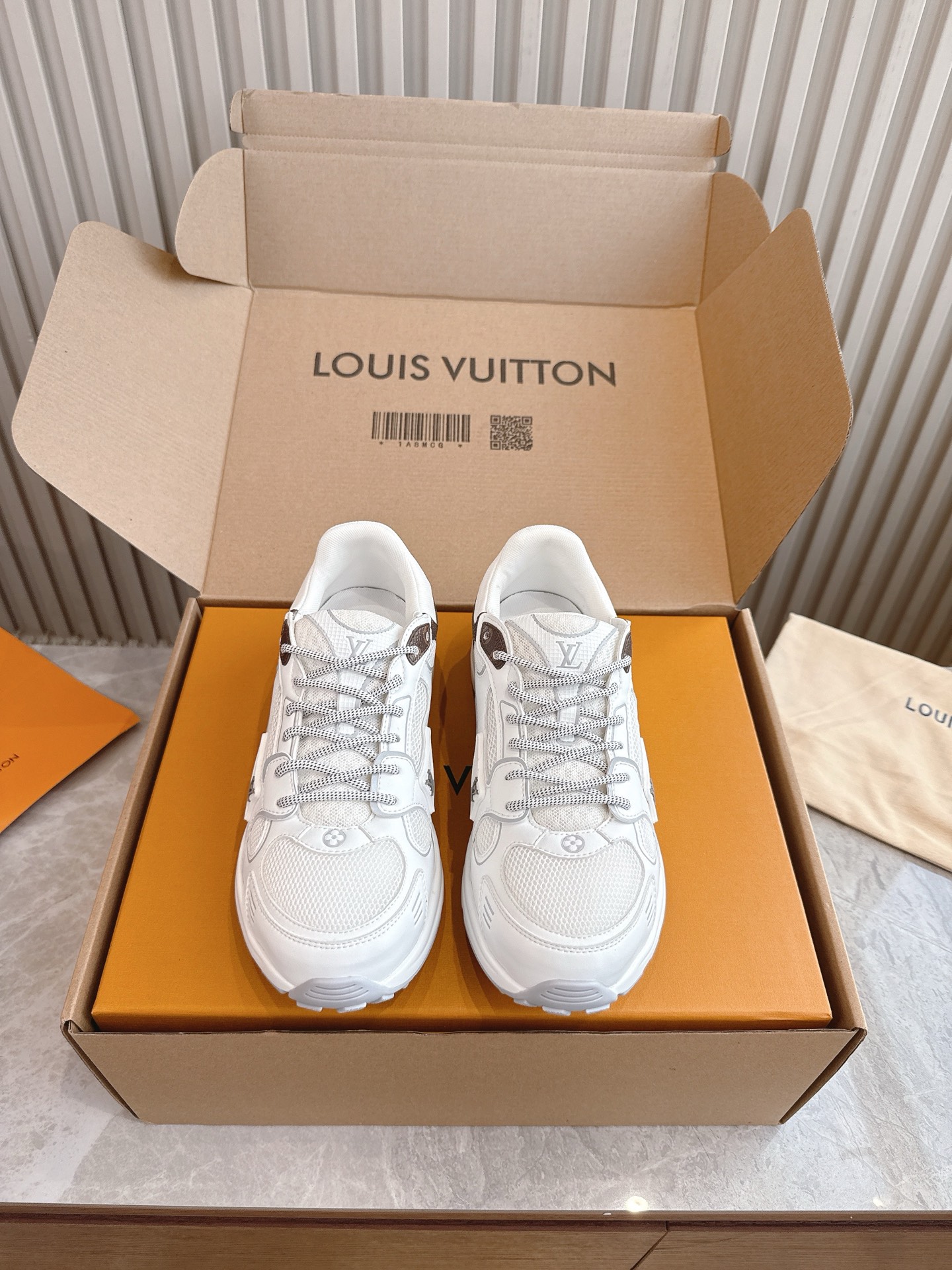 NO:262343,Men's (top version) 2025 new LV couple's same sneakers, popular and popular official website synchronization. Fabric, special material printing and pressing process. Inner, breathable grid. Size 35-42. Men's 39-46. Standard full package   aircraft box, casual shoes/sports shoes, louis vuitton, sneakers19860909男款（顶级版本） 2025年新款LV情侣同款运动鞋,火爆来袭官网同步 面料,采用特殊材料印压工艺. 内里,透气网格 码数女35-42 男款39-46 标配全套包装 飞机盒,休闲鞋/运动鞋,louis vuitton,sneakers,Women's Shoes