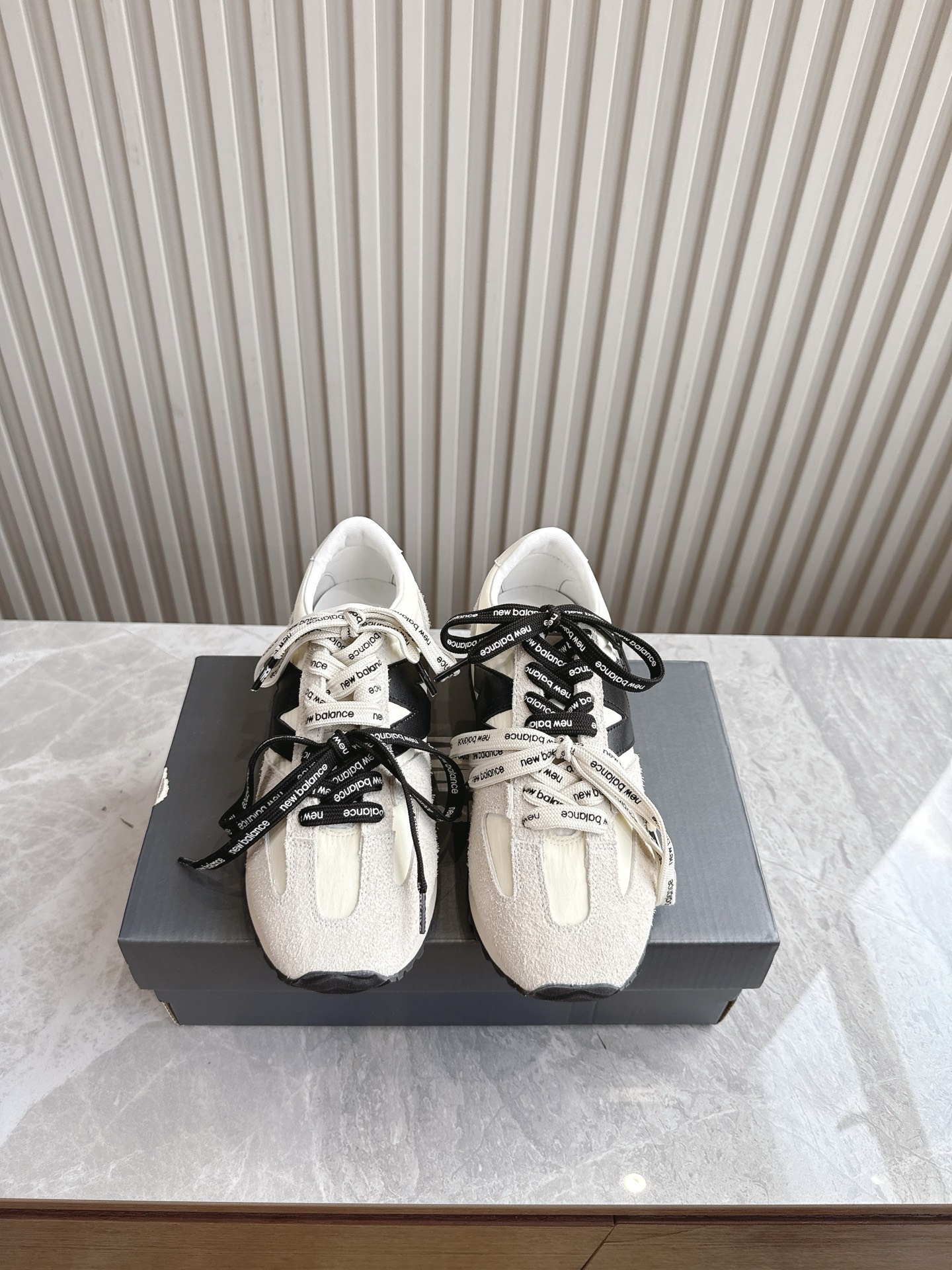 NO:262319,(Top version) Couple model NEWBALANCE New Balance NB 471 retro jogging shoes same style Retro pioneer casual sports jogging shoes, Italian street style from the 1970s!  nb New Balance 471 series, a new look created with a purer retro style design. The side is also deconstructed, and the n-character logo is presented in an old embossed style. Multi-lace matching and outfit, girlish and fashionable. Original open mold combination sole, full set of packaging Size35-45, casual shoes/sports shoes, new balance, sneakers19860909（顶级版本） 情侣款 NEWBALANCE 新百伦NB 471复古慢跑鞋张同款 复古先锋休闲运动慢跑鞋,上世纪70年代的意大利街头风格！nb新百伦 全新 newbalance 471 系列,以更纯粹的复古风格设计打造的全新造型.侧身还以解构设计,将n字标志以做旧压花样式呈现 多鞋带搭配穿搭 少女感 时尚感十足 原版开模组合大底 全套包装 Size35-45,休闲鞋/运动鞋,new balance,sneakers,Women's Shoes