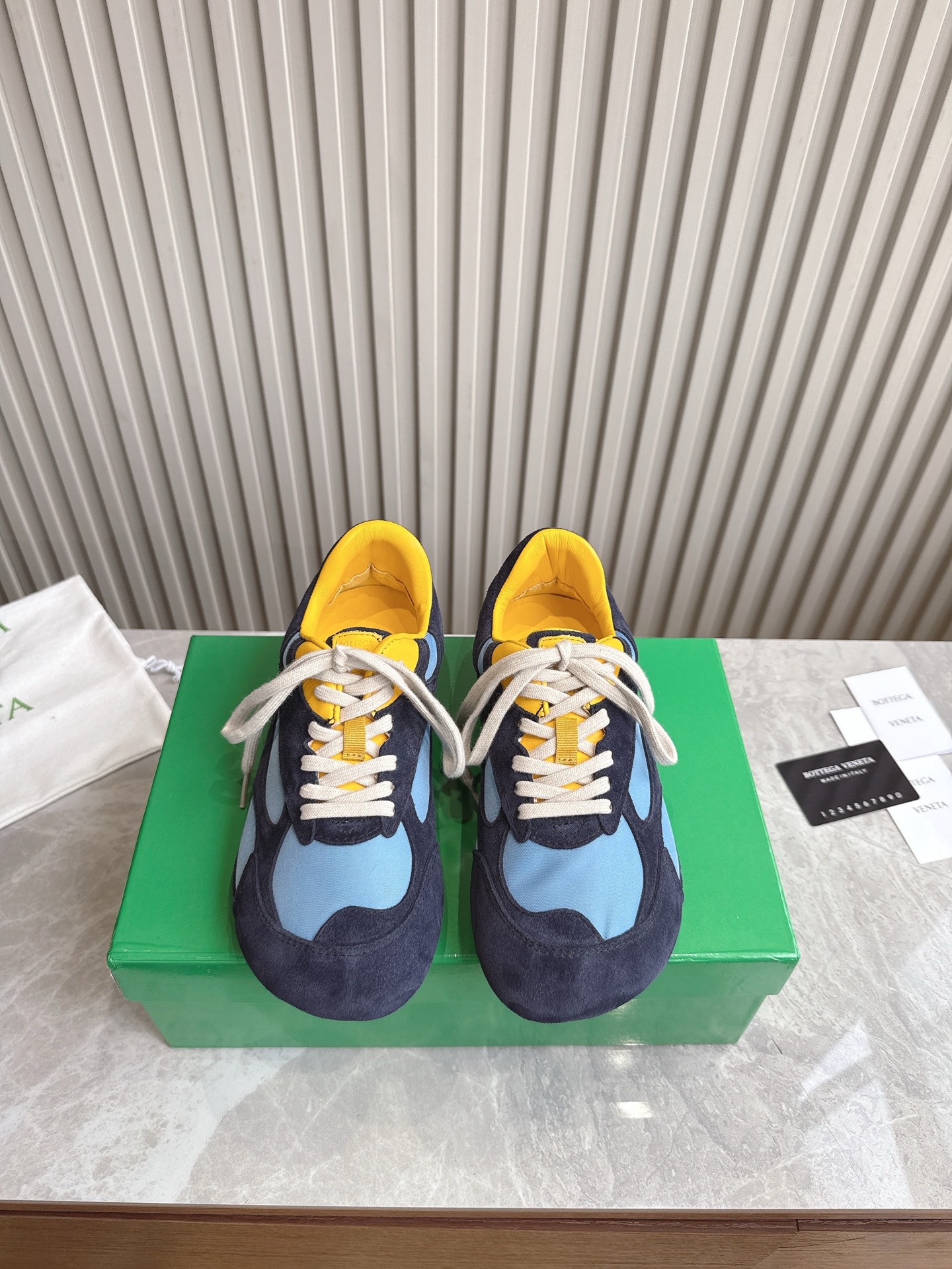 NO:262323,(Top version) Men's 10 Baodiejia BV latest Orbit series Couple model Retro casual sports shoes Running Dad shoes Original purchase and development Bottega Veneta launches a new neutral sports shoes Orbit series Inspired by the free and casual retro style of the 1990s. While ensuring casual comfort, there is no shortage of fine styling design, and the selected space cloth fabric echoes the brand's iconic Intreccio elements to achieve a light foot feeling. With a sophisticated and avant-garde design, we bring a new interpretation, paying tribute to the personality style in the collision of functions and silhouettes and creating a timeless styling style. Dynamics is one of Matthieu Blazy's important design concepts. While wearing comfortably, you can also elegantly modify the foot lines, and you can also freely match pants or skirts to easily control a variety of daily styles.  /About material./FABRIC CONTENT Fabric: Original custom ox back velvet lining: imported sheepskin sole: original mold-open anti-slip TPU material Sole thickness 2CM inside height 3cm Size: Women's model 35-40 / Men's model 39-45 (Women's 40/Men's 45 custom-made non-return and exchange), casual shoes/sports shoes, bottega veneta, bottega veneta, bottega veneta, bottega veneta, bottega veneta, bottega veneta, bottega veneta, bottega veneta, sneakers, skirts, sheepskin19860909（顶级版本）男款10 葆蝶家BV最新款Orbit系列 情侣款 复古 休闲 运动鞋 跑步 老爹鞋 原版购入开发 做货 Bottega Veneta 以 90年代自由随性的复古风格为灵感,推出全新的中性运动鞋 Orbit 系列 在保证休闲舒适的同时,不乏造型设计的精细雕琢,搭配甄选太空布面料呼应品牌标志性Intreccio 元素,以此实现轻盈的脚感.以精致前卫的设计带来全新的演绎,在功能与廓形的碰撞中致敬个性风采、打造永不过时的造型风格.动态”是Matthieu Blazy 的重要设计理念之一. 在穿着舒适的同时,还可以优雅修饰足部线条,更能自由搭配裤装或裙装,轻松驾驭多种日常风格  . /关于材质./ FABRIC CONTENT 面料 : 原版定制牛反绒 内里 : 进口羊皮 鞋底 : 原版开模防滑TPU材质 底厚 2CM内增高3cm Size : 女款35-40 / 男款39-45（女40/男45定做不退换）,休闲鞋/运动鞋,bottega veneta,bottega veneta,bottega veneta,sneakers,skirts,sheepskin,Women's Shoes