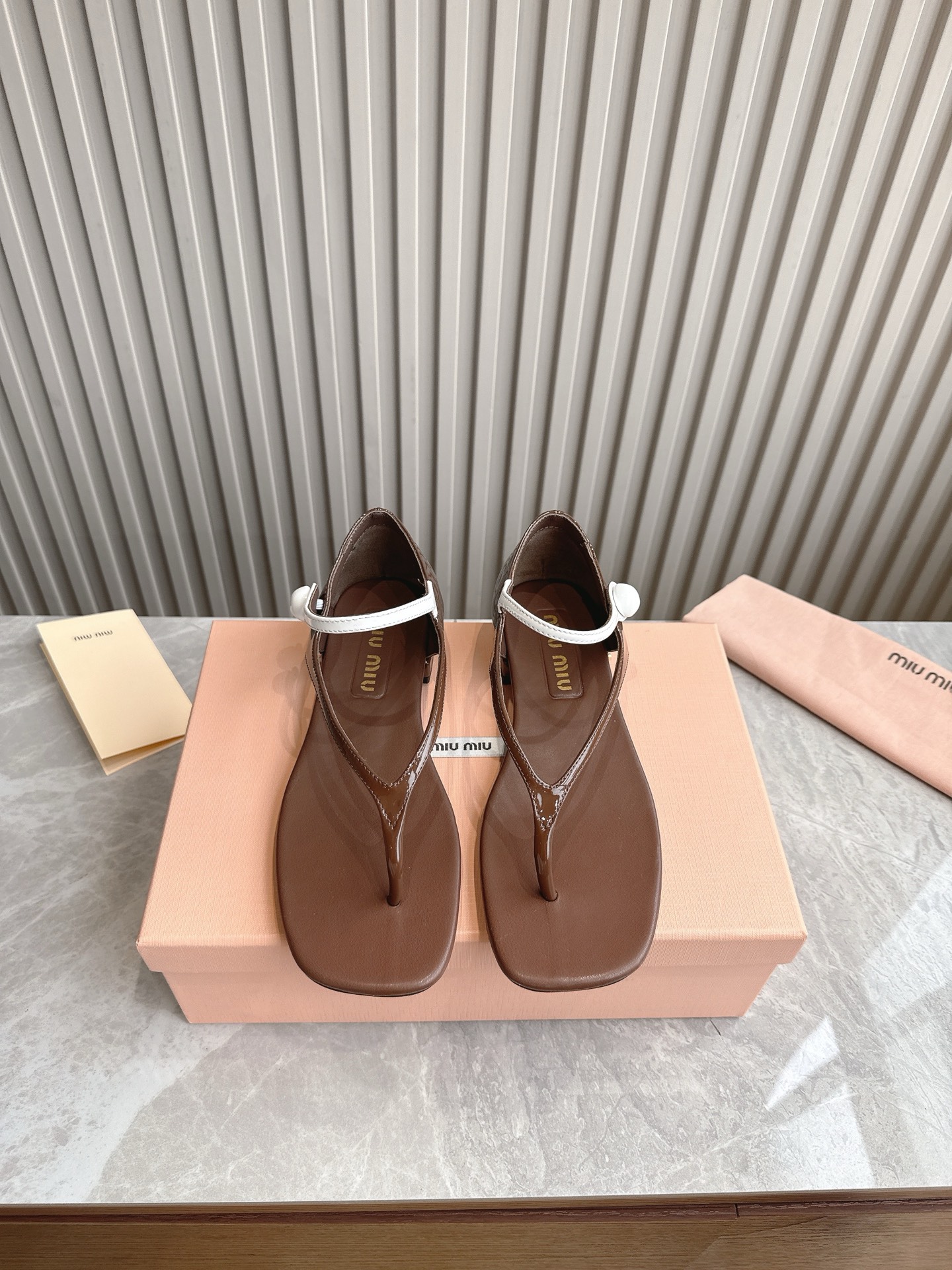 NO:262315,(Top version) Miu Miu 2025 Fashion Week Show foot sandals Flip flops are popular on the global major purchasing agents. The popular show is exposed. The very staying Maillard color flat shoes, electric embroidery design, unique style, very textured. Material original patent leather inner sheepskin sole original genuine leather sole Size#35-40 (40.41. Custom made no return or exchange), split-toe shoes, miumiu, sandals, flats, sheepskin19860909（顶级版本） Miu Miu2025时装周秀场夹脚凉鞋 人字拖全球各大代购官网火爆上市秀场曝光 非常留行的美拉德配色平底鞋,电绣工艺设计、独特风格,非常有质感 材质原版漆皮 内里羊皮 鞋底原版真皮鞋底 Size#35-40（40.41.定做不退换）,分趾鞋,miumiu,sandals,flats,sheepskin,Women's Shoes