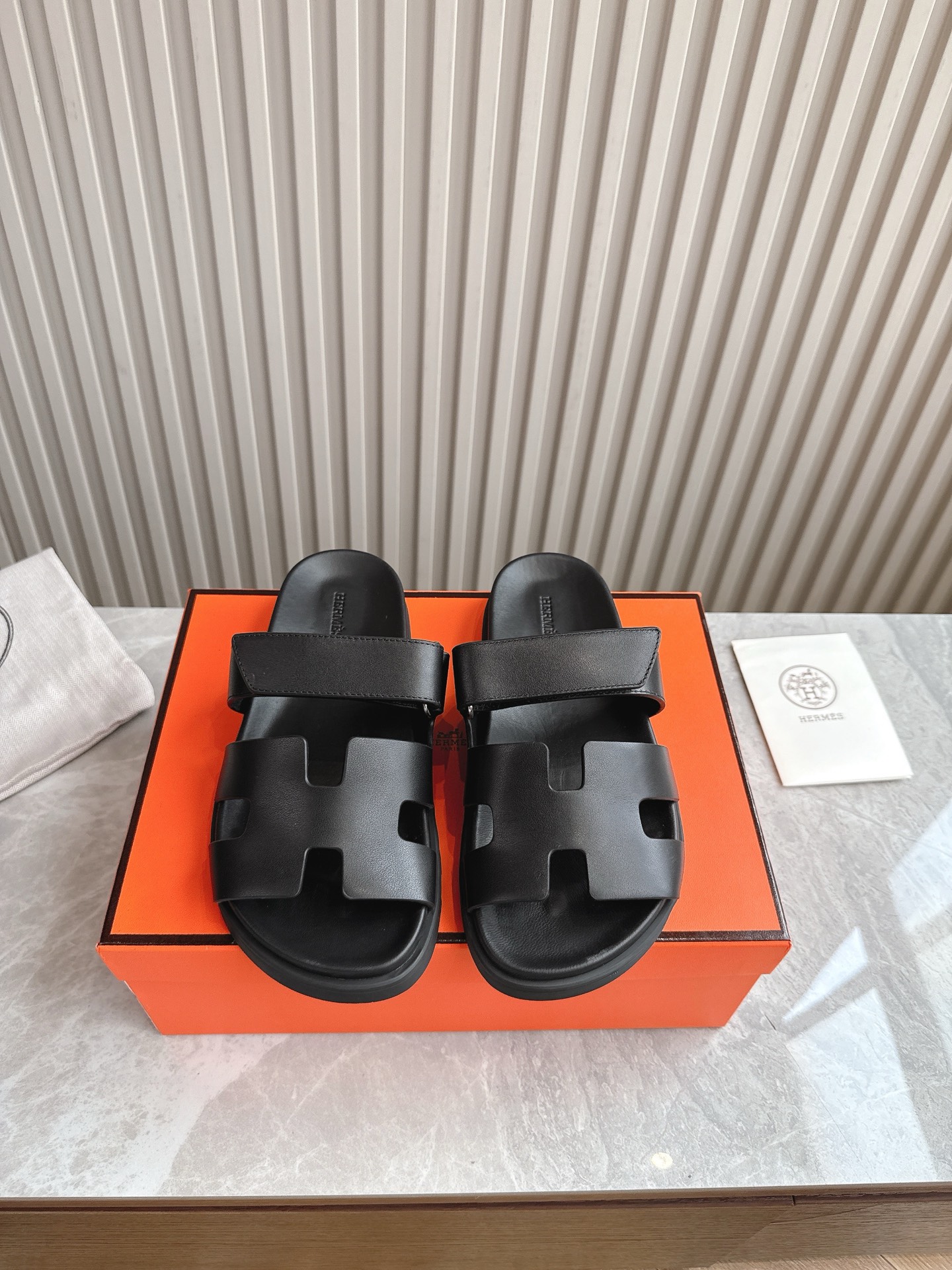 NO:265456,H Family Spring and Summer New HERMES Hermes Couple Style Second Uncle Shoes Pig Nose Angle Sandals Slippers, Paired with various colored socks, it is very fashionable. Imported original deer leather (the leather edge is not ordinary super moving) Imported leather inside, outsole Tu non-slip wear-resistant sole size 35-42 (40/42 no return or replacement) Men's Size 39-45 (45 no return or replacement), slippers, hermes, hermes, sandals, slippers, socks19860909H家 春夏新款 HERMES爱马仕最近火到不行的情侣款二舅鞋猪鼻子夹角凉鞋拖鞋,搭配各种彩色袜子,潮爆了 鞋面进口原版鹿皮（真皮包边非普通超迁） 内里进口真皮 大底Tu防滑耐磨大底 码数女35-42（40/42不退不换) 男码39-45(45不退不换）,拖鞋,hermes,hermes,sandals,slippers,socks,Women's Shoes