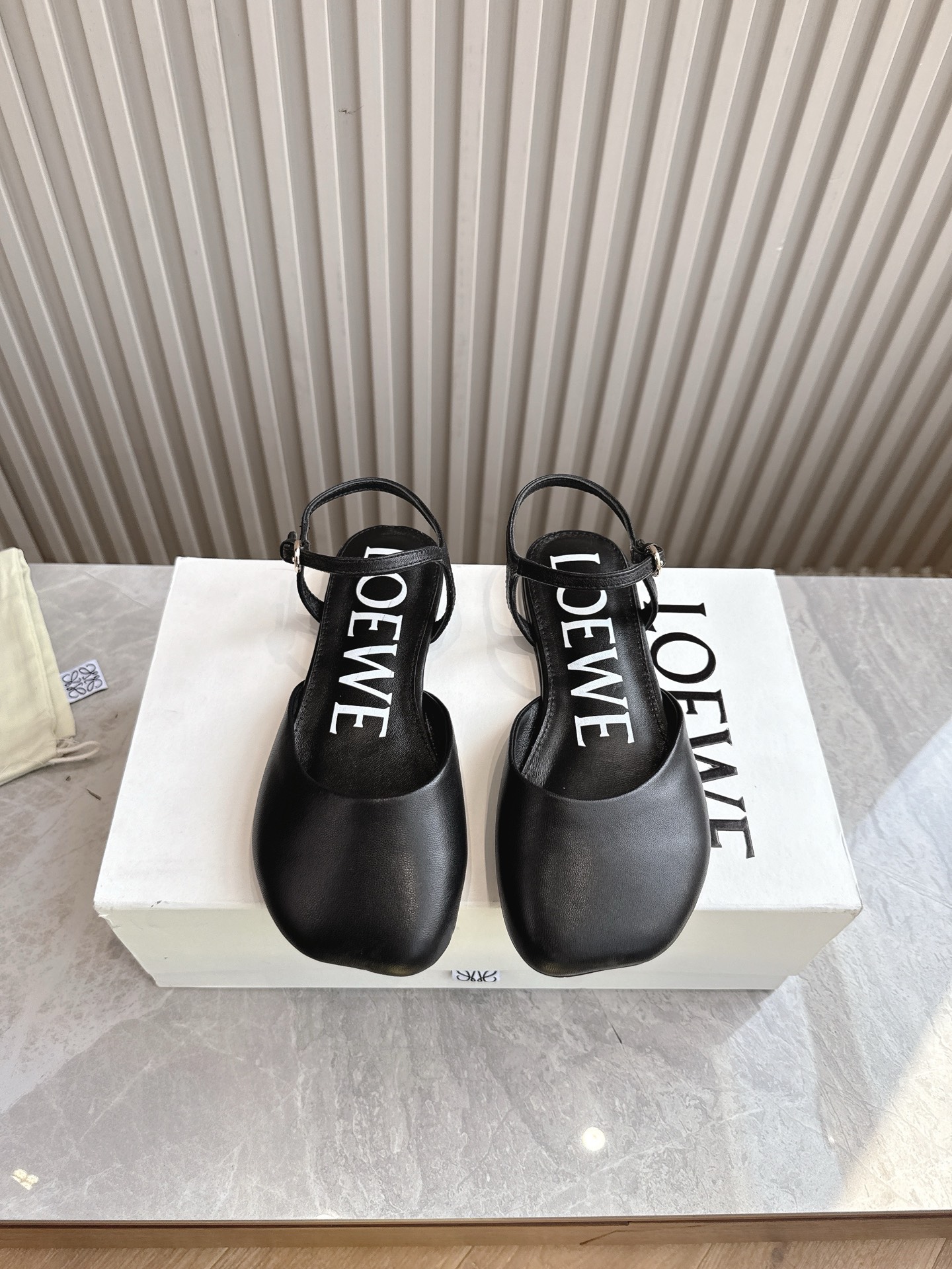 NO:390799,(Top version) LOEWE 25ss Spring and summer new Mary Jane Sandals and Slippers Crazy grass planting simple design feels cleaner and more elegant, you can never forget it. The color is also very durable and beautiful, and the temperament is full of aura when you put it on, it is simply invincible and handsome. The upper is imported from sheepskin. The inner imported sheepskin sole imported from Italy. The sole is imported from genuine leather sole. Size35-40 (40 custom made without return). Sandals, loewe, loewe, sandals, mary jane, slippers, sheepskin19860909（顶级版本） LOEWE 罗意威 25ss 春夏新品玛丽珍凉鞋拖鞋 疯狂种草简约设计感觉更干净优雅让你念念不忘 颜色也很耐看漂亮,上脚瞬间气质十足气场,简直无敌帅气有型 鞋面进口采用羊皮 内里进口羊皮 鞋底意大利进口真皮鞋底 Size35-40(40 定制不退换）,凉鞋,loewe,loewe,sandals,mary jane,slippers,sheepskin,Women's Shoes