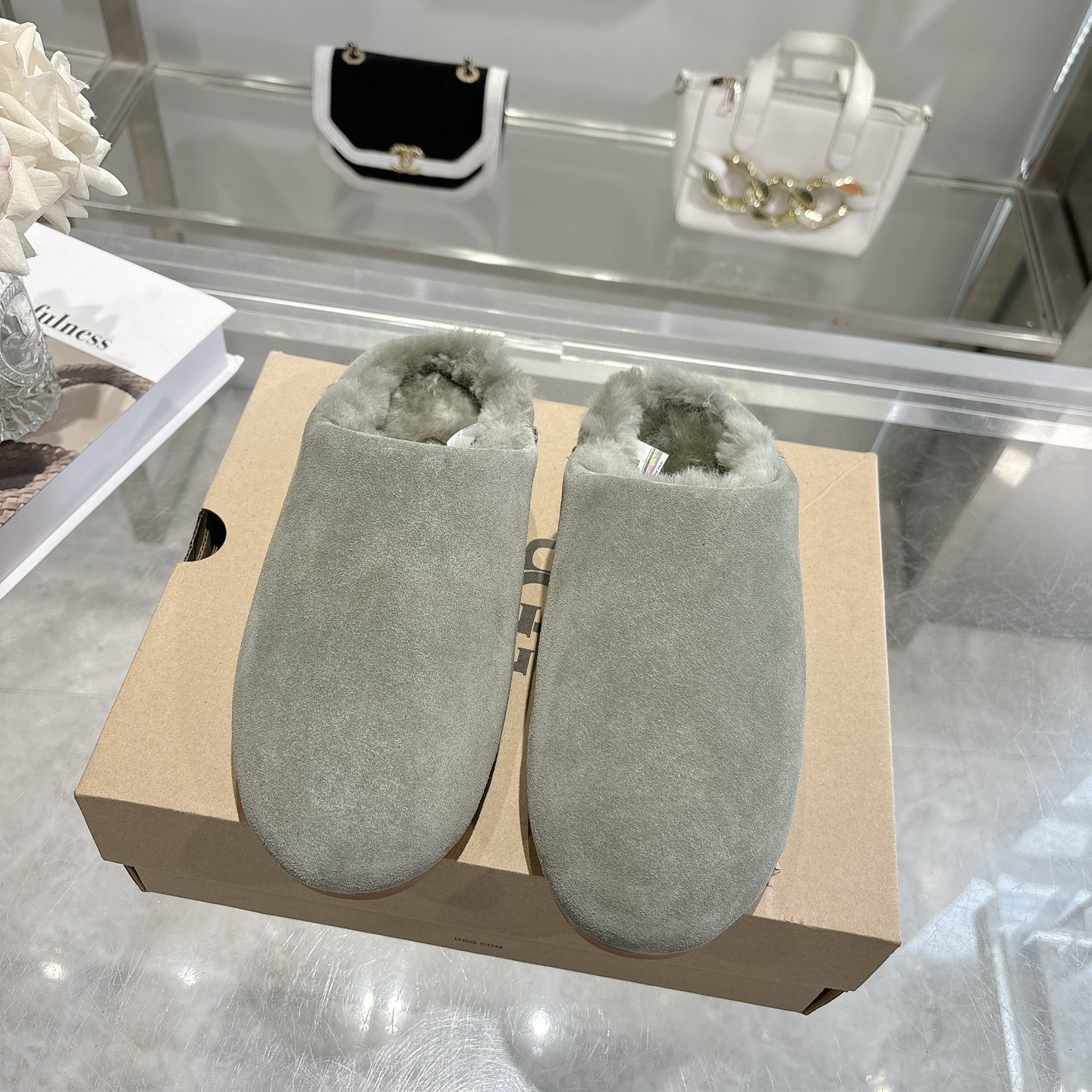 NO:681434,(Top version) UGG 2025 autumn and winter new casual shoes new series Ainsley Mules Fashionable and comfortable shallow flat-soled slip-on casual loafers Classic suede cowhide with 10mm wool lining Insole Fleece collar Soft and comfortable UGG classic heat-embossed brand logo on the back Full texture Lightweight thin rubber sole Non-slip, wear-resistant and comfortable  Size35-40, semi-furry shoes, loafers, cowhide19860909（顶级版本） UGG 2025秋冬新款 便鞋新生系列 安思丽穆勒鞋 时尚舒适浅口平底一脚蹬休闲乐福鞋 经典翻毛牛皮搭配10毫米羊毛里衬 鞋内底 翻毛领 茸软舒适 后侧饰有UGG经典热压花品牌徽标 质感满满 轻盈橡胶薄底 防滑耐磨且舒适 Size35-40,半拖毛毛鞋,loafers,cowhide,Women's Shoes