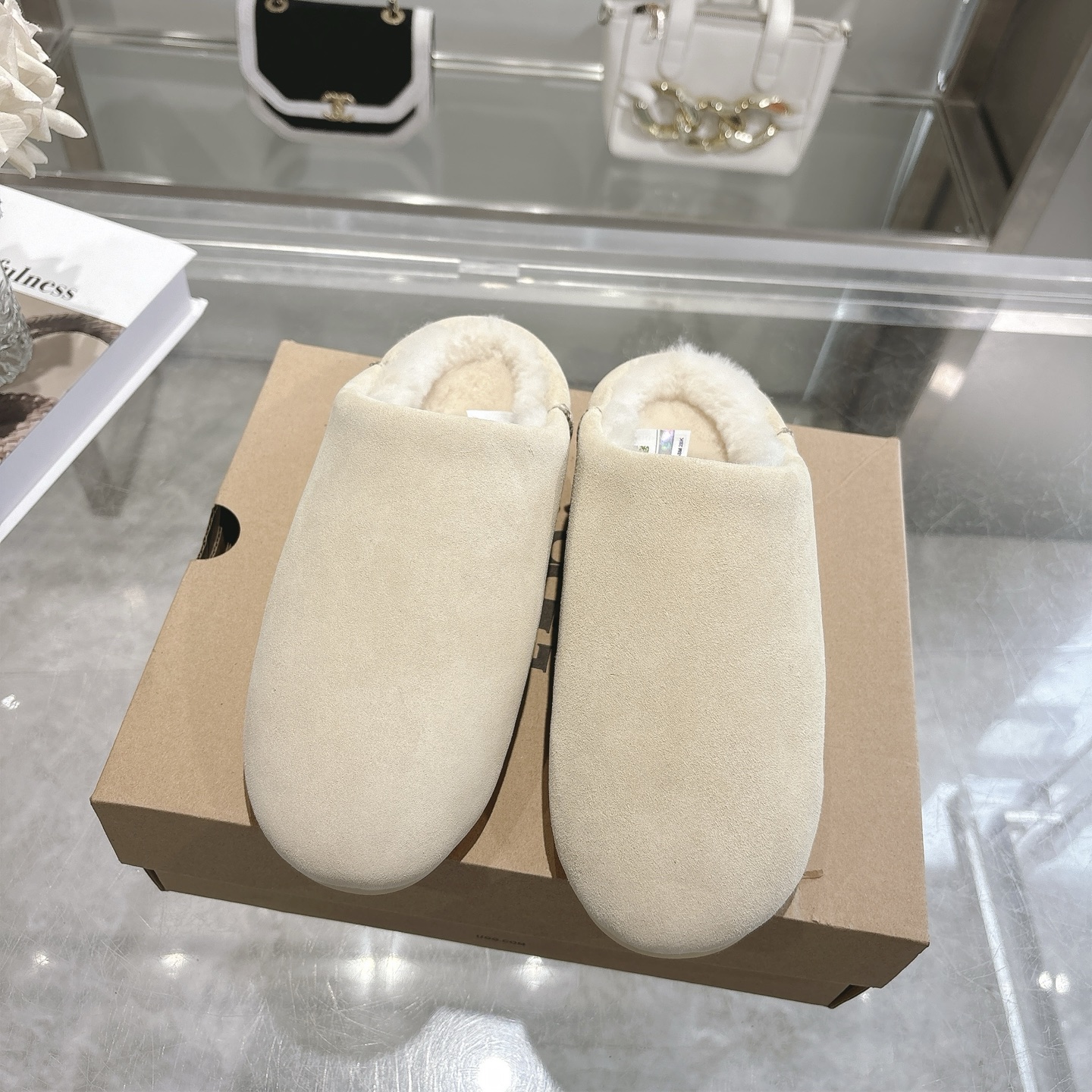 NO:681442,(Top version) UGG 2025 autumn and winter new casual shoes new series Ainsley Mules Fashionable and comfortable shallow flat-soled slip-on casual loafers Classic suede cowhide with 10mm wool lining Insole Fleece collar Soft and comfortable UGG classic heat-embossed brand logo on the back Full texture Lightweight thin rubber sole Non-slip, wear-resistant and comfortable  Size35-40, semi-furry shoes, loafers, cowhide19860909（顶级版本） UGG 2025秋冬新款 便鞋新生系列 安思丽穆勒鞋 时尚舒适浅口平底一脚蹬休闲乐福鞋 经典翻毛牛皮搭配10毫米羊毛里衬 鞋内底 翻毛领 茸软舒适 后侧饰有UGG经典热压花品牌徽标 质感满满 轻盈橡胶薄底 防滑耐磨且舒适 Size35-40,半拖毛毛鞋,loafers,cowhide,Women's Shoes