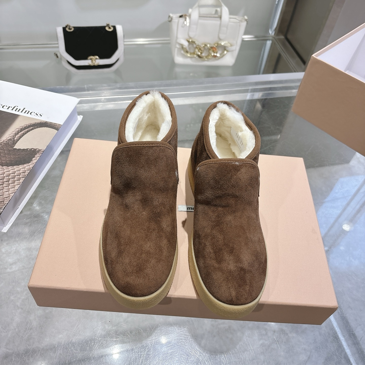 NO:681426,MiuMiu. Autumn and winter catwalk new pure wool snow boots original 11 high-end version with hemming technology. Winter sweet and cool girl's warm choice. Snow boots are a new level of sweet and cool. From styling to details, they have the right combination of girliness and warmth. The mercerized cow suede fabric has a delicate and high-end feel. The wool edge of the shoe mouth is fluffy and soft, which is visually very 'warm'. It can also modify the ankle line and make the calf look slimmer.  The original 11 crystal light material outsole is very suitable for daily outings and winter commuting. Size 35-40. Factory ready supply, snow boots, miumiu, boots.19860909MiuMiu.秋冬走秀新款纯羊毛雪地靴原版11包边工艺高配版冬日甜酷少女的温暖选择雪地靴甜酷新高度,从造型到细节,把少女感与保暖性拿捏刚好,丝光牛反绒面料自带细腻高级感,鞋口羊毛绒边蓬松柔软,视觉上就很“暖”,还能修饰脚踝线条,让小腿看起来更纤细. 原版11水晶轻料大底,无论是日常出街还是冬日通勤,都很合适 码数35-40 工厂现货供应,雪地靴,miumiu,boots,Women's Shoes