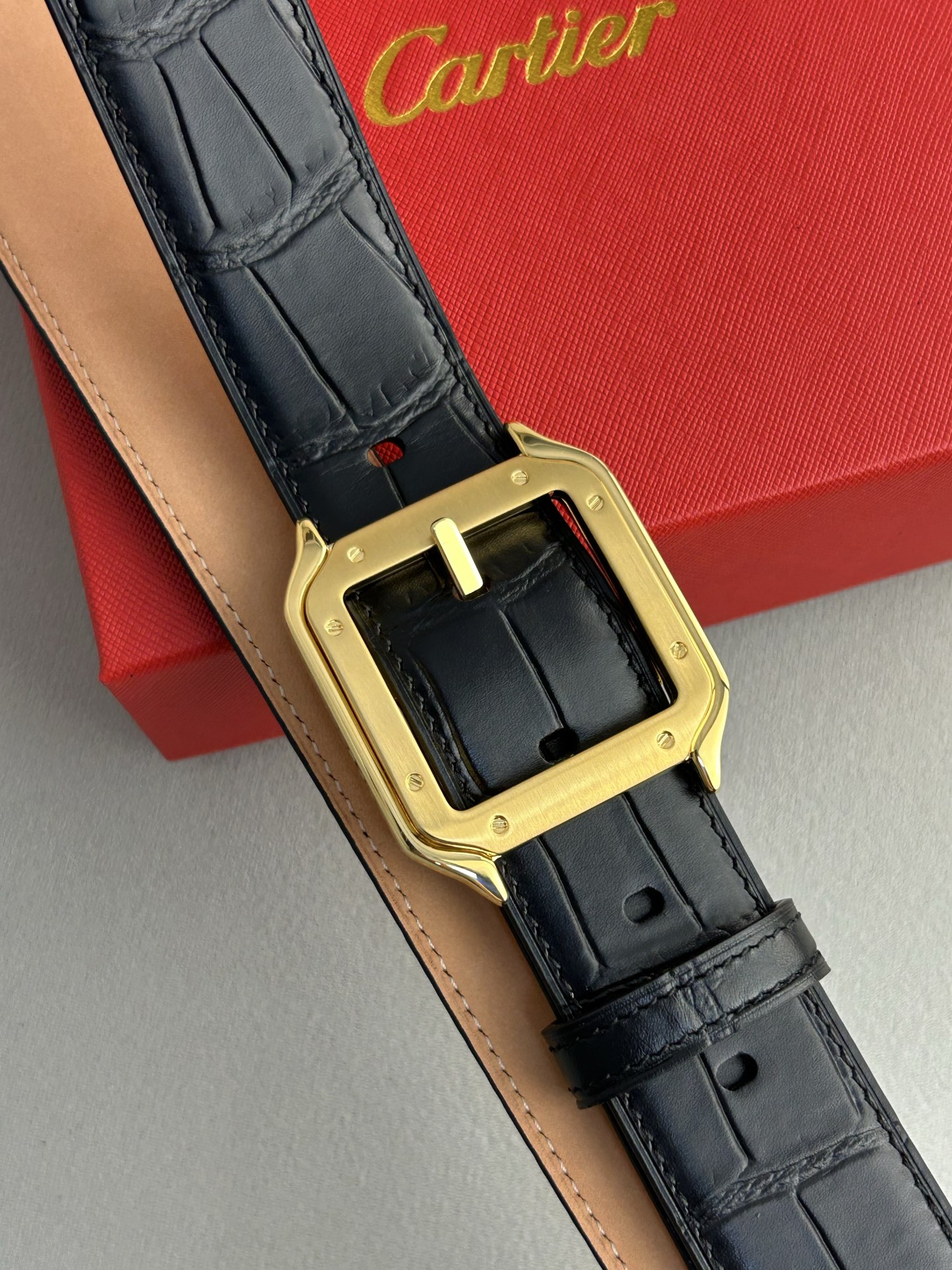 “Cartier Classic Men’s Belt: Premium Quality Leather and Gold Detailing” - 图片 3