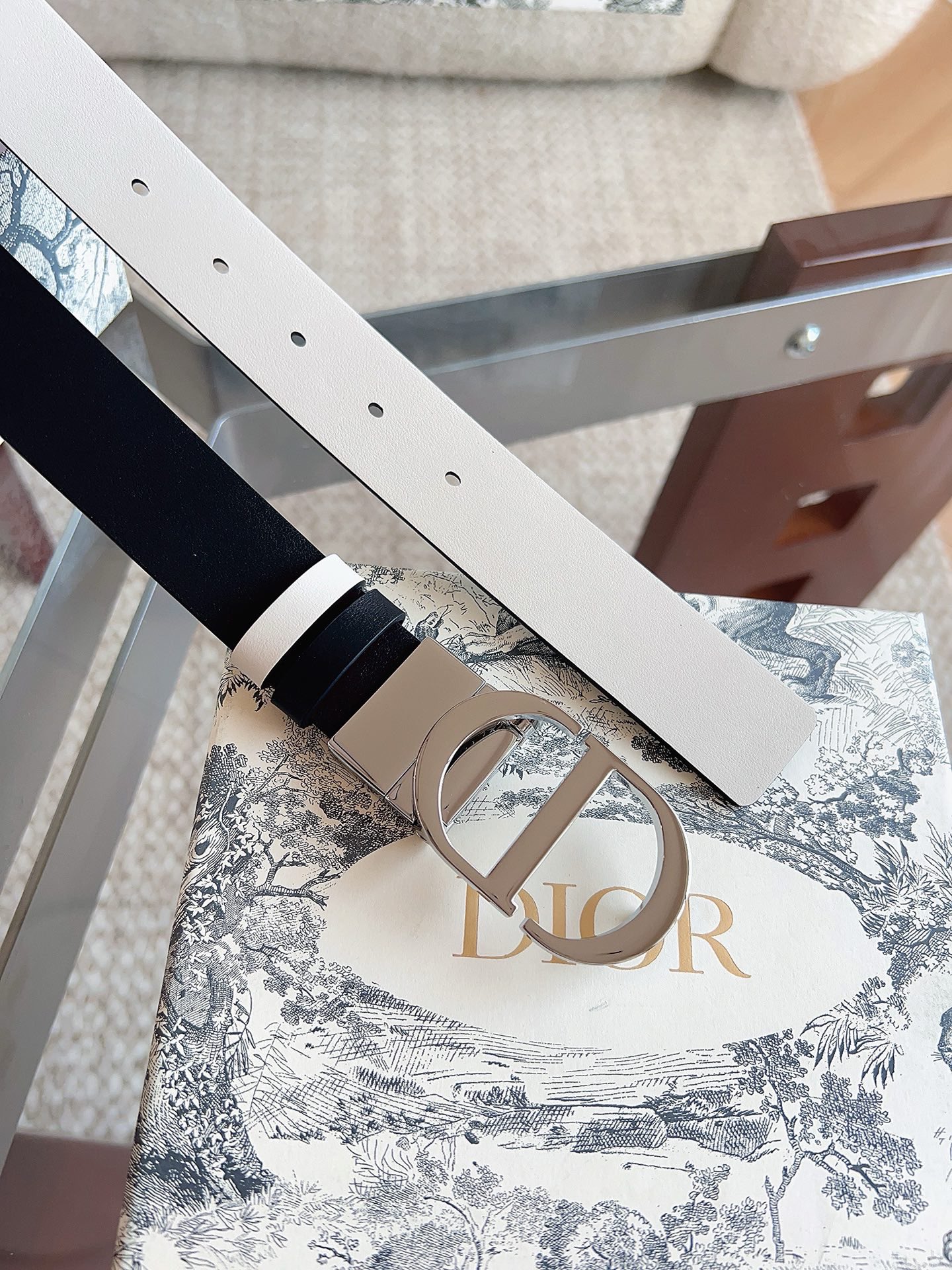 迪奥（DIOR）这款 30 Montaigne 腰带可翻面使用，以双面设计重新诠释经典。采用光滑小牛皮革