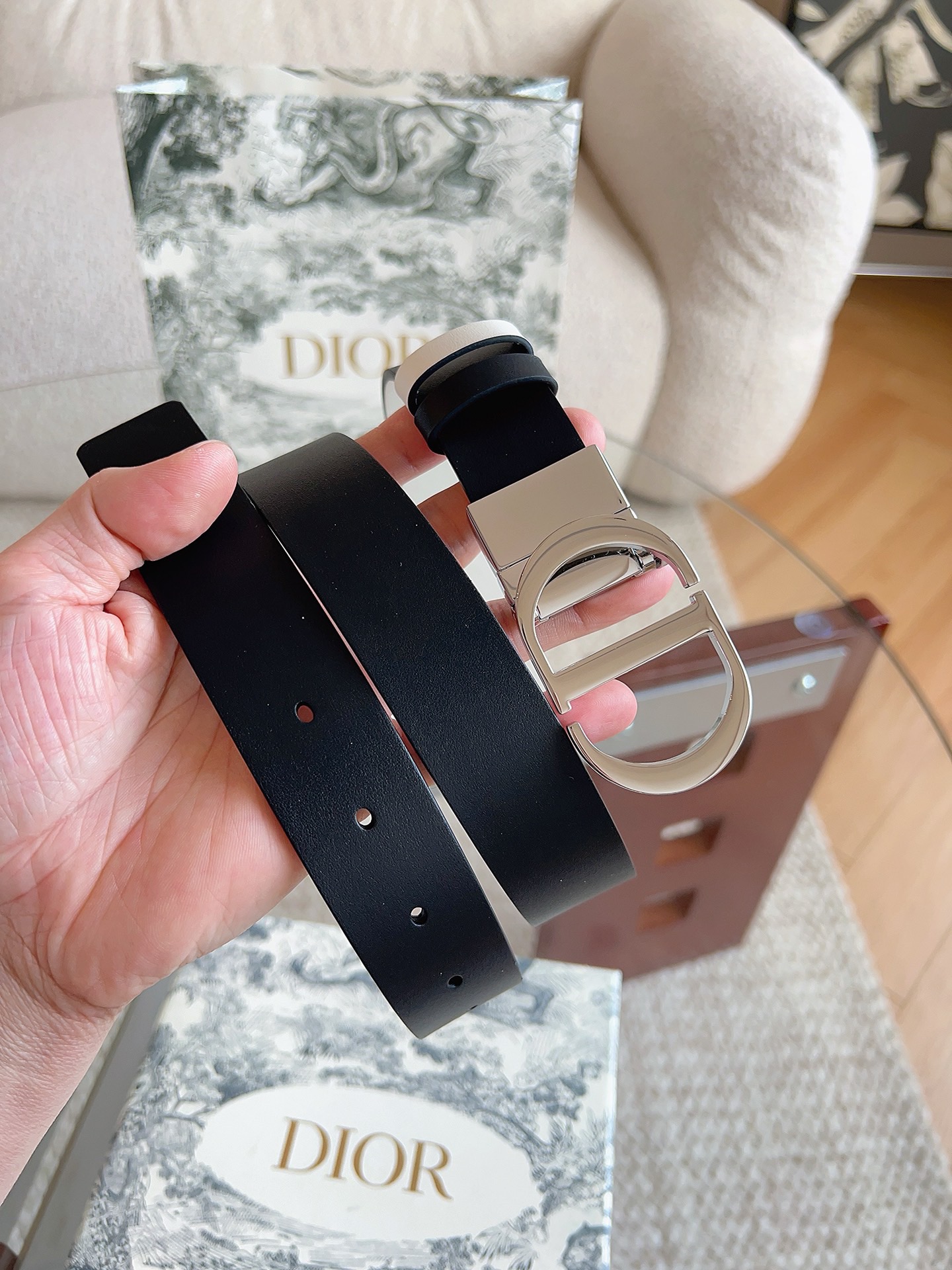 迪奥（DIOR）这款 30 Montaigne 腰带可翻面使用，以双面设计重新诠释经典。采用光滑小牛皮革