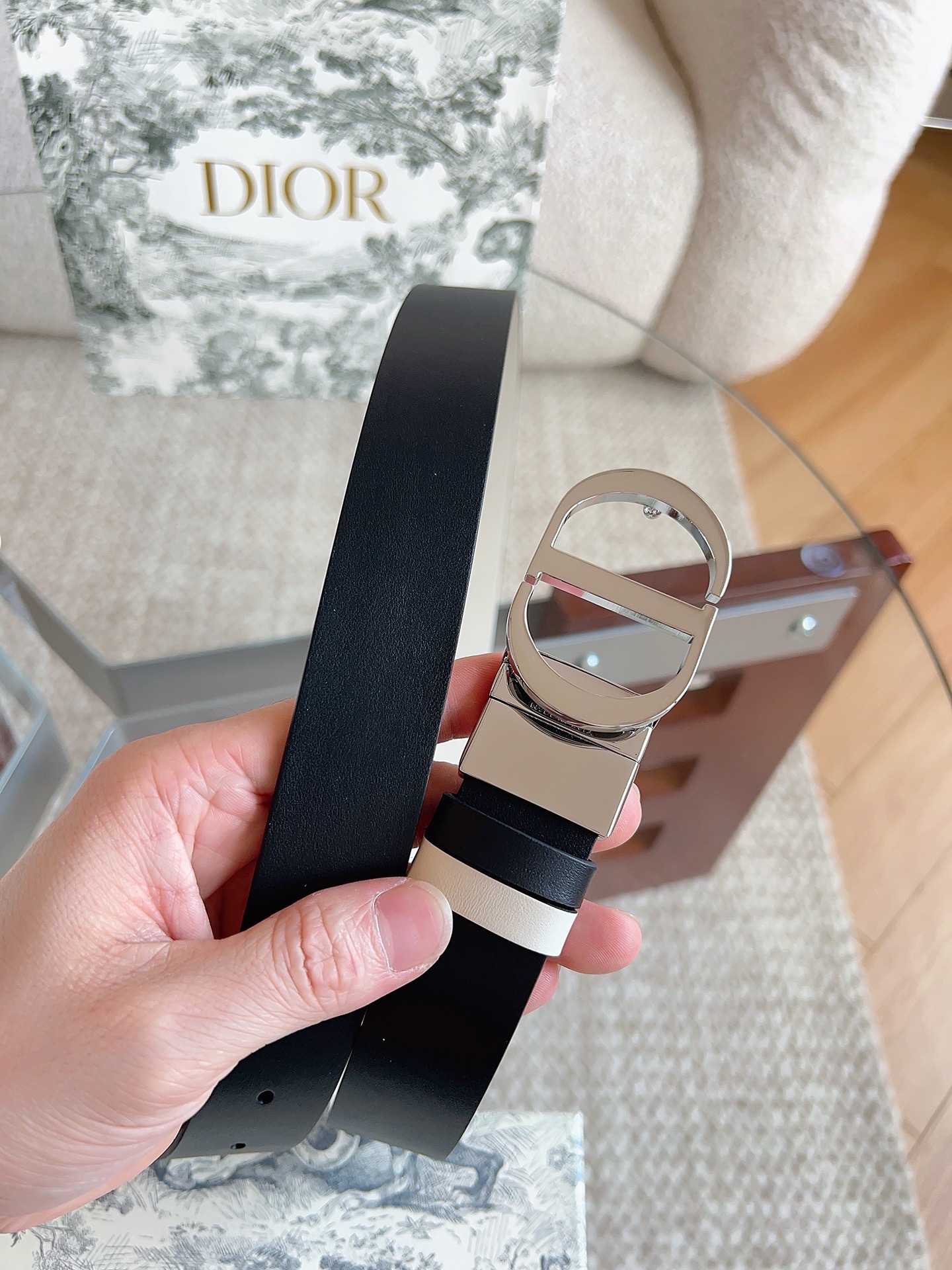迪奥（DIOR）这款 30 Montaigne 腰带可翻面使用，以双面设计重新诠释经典。采用光滑小牛皮革