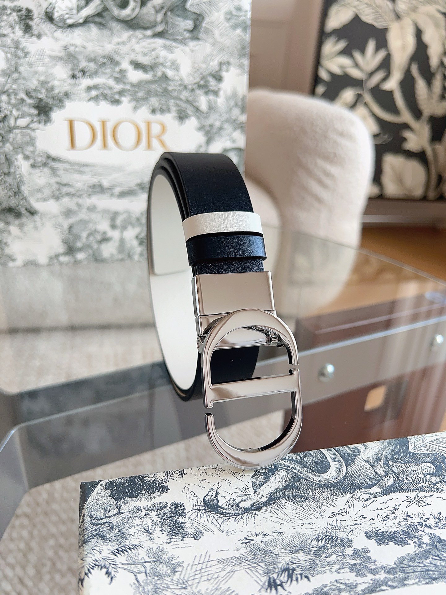 迪奥（DIOR）这款 30 Montaigne 腰带可翻面使用，以双面设计重新诠释经典。采用光滑小牛皮革
