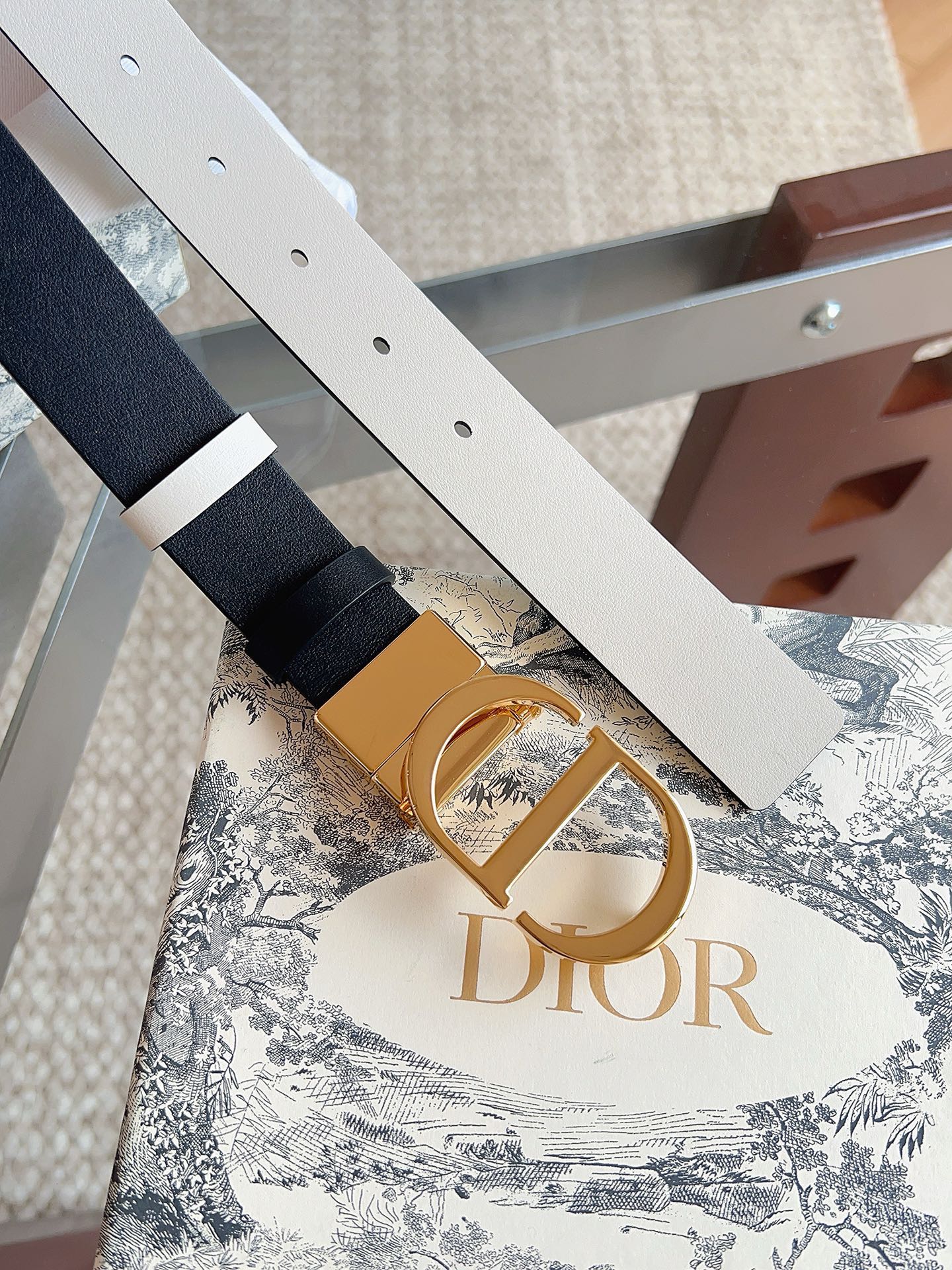 迪奥（DIOR）这款 30 Montaigne 腰带可翻面使用，以双面设计重新诠释经典。采用光滑小牛皮革