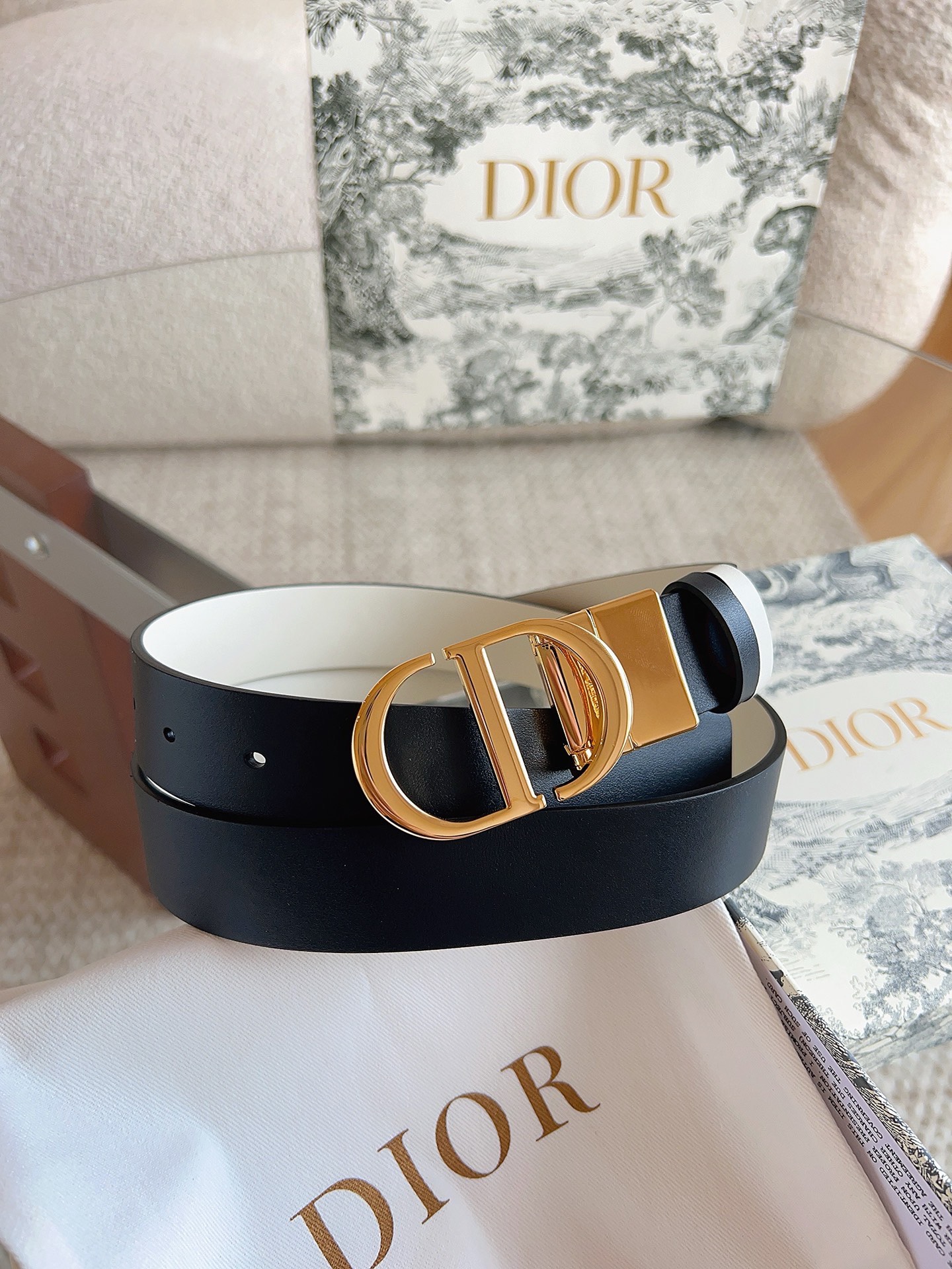 迪奥（DIOR）这款 30 Montaigne 腰带可翻面使用，以双面设计重新诠释经典。采用光滑小牛皮革