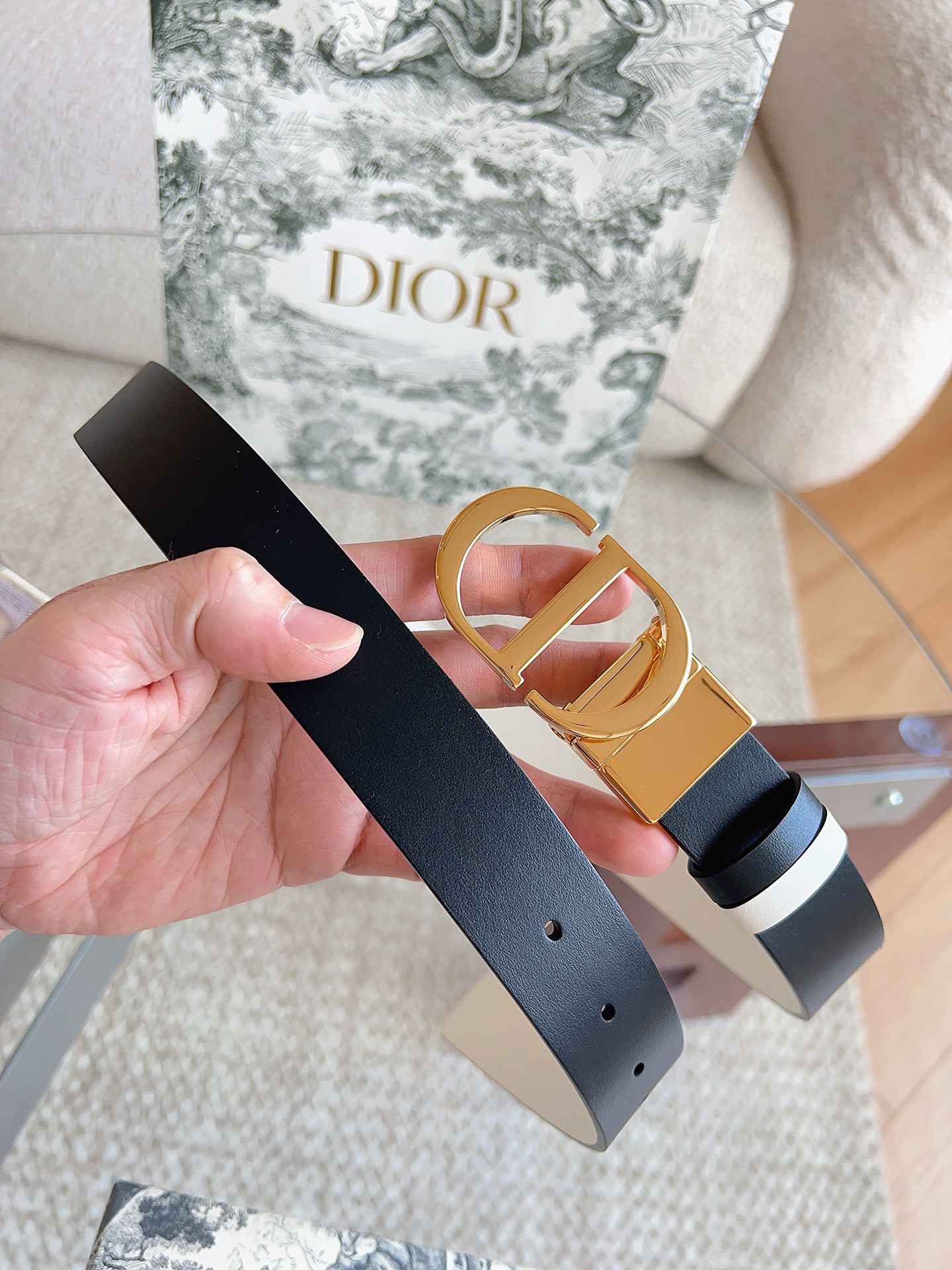 迪奥（DIOR）这款 30 Montaigne 腰带可翻面使用，以双面设计重新诠释经典。采用光滑小牛皮革