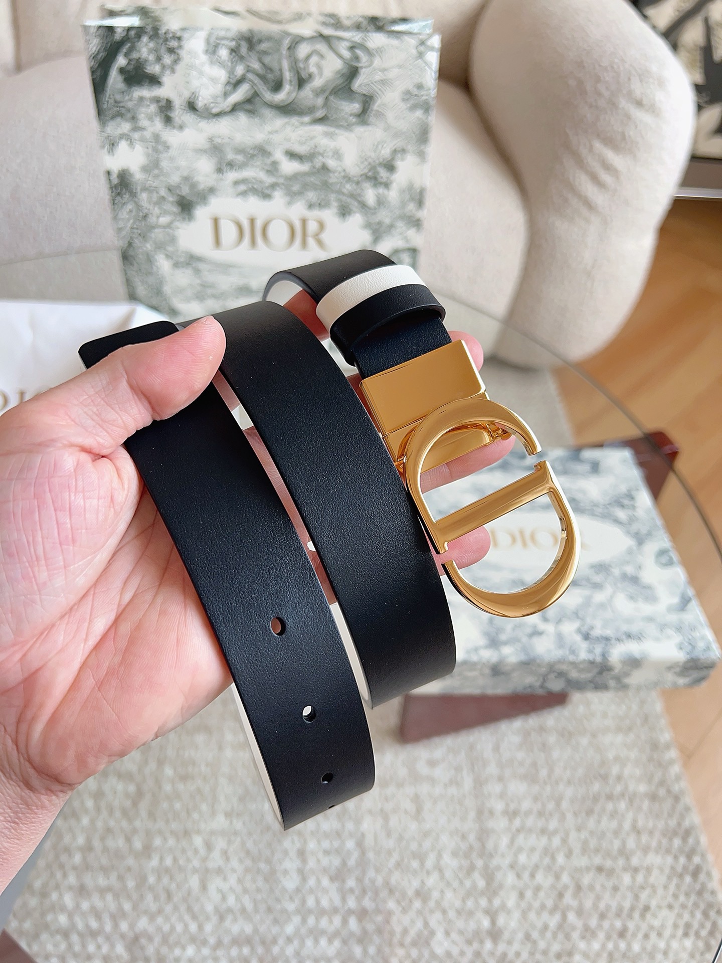 迪奥（DIOR）这款 30 Montaigne 腰带可翻面使用，以双面设计重新诠释经典。采用光滑小牛皮革