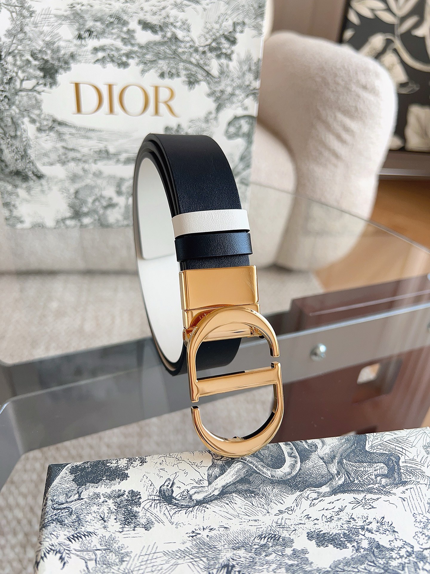 迪奥（DIOR）这款 30 Montaigne 腰带可翻面使用，以双面设计重新诠释经典。采用光滑小牛皮革