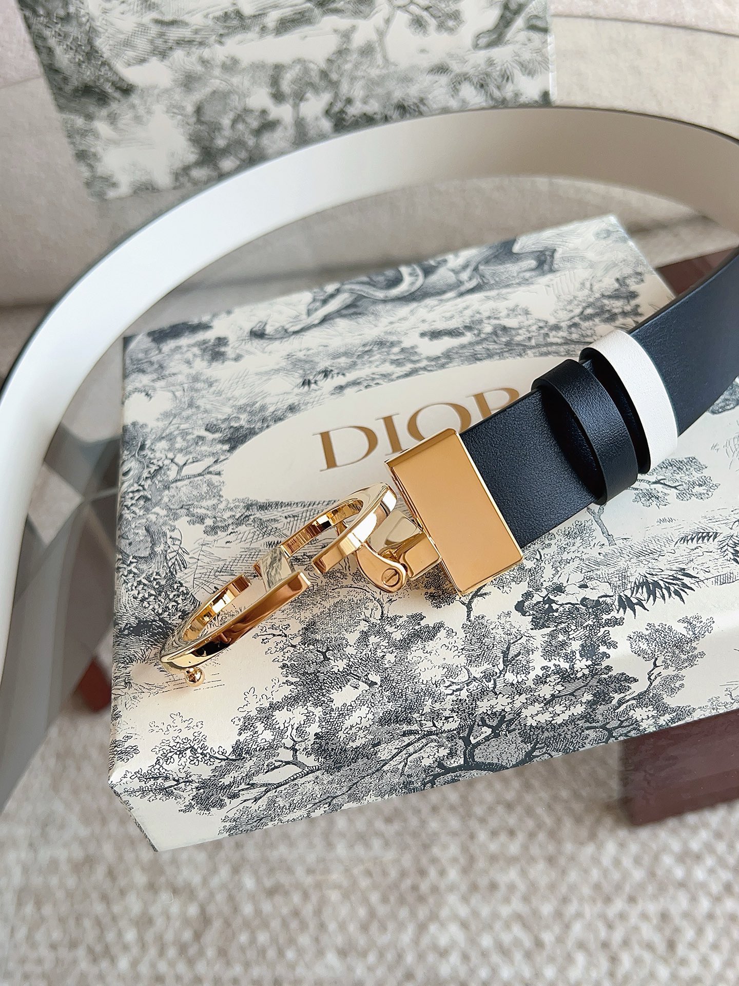 迪奥（DIOR）这款 30 Montaigne 腰带可翻面使用，以双面设计重新诠释经典。采用光滑小牛皮革