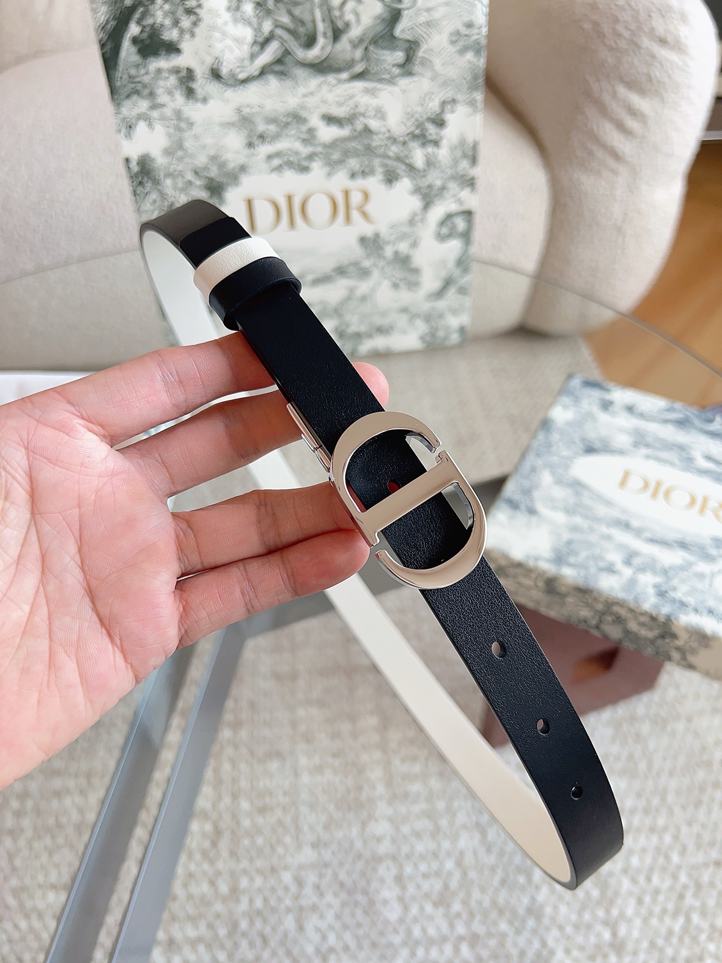 迪奥（DIOR）这款 20 Montaigne 腰带可翻面使用，以双面设计重新诠释经典。采用光滑小牛皮革