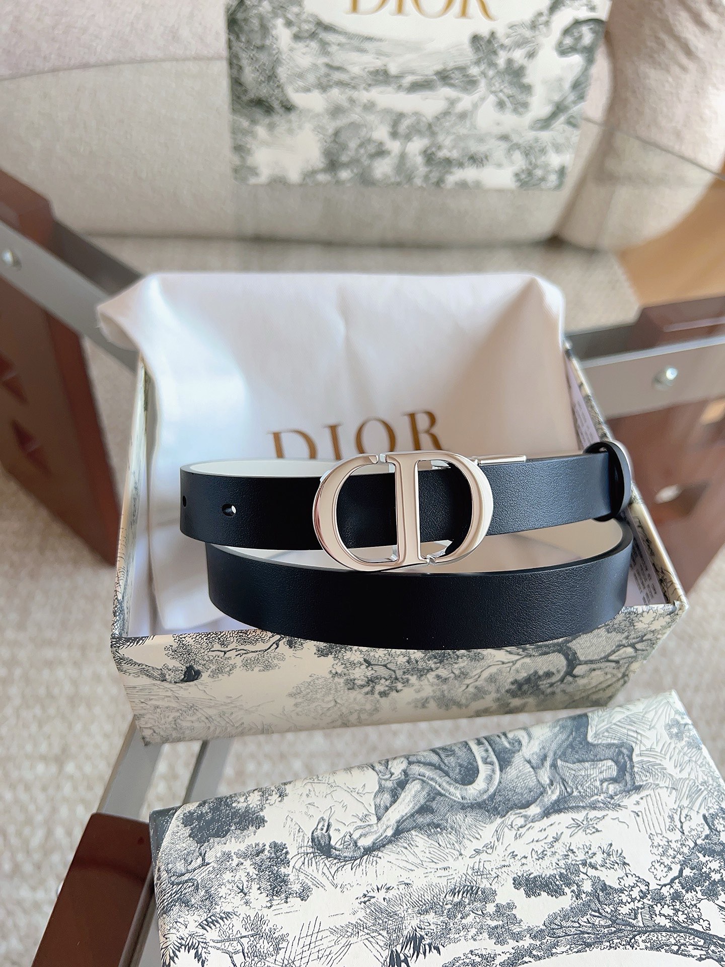 迪奥（DIOR）这款 20 Montaigne 腰带可翻面使用，以双面设计重新诠释经典。采用光滑小牛皮革