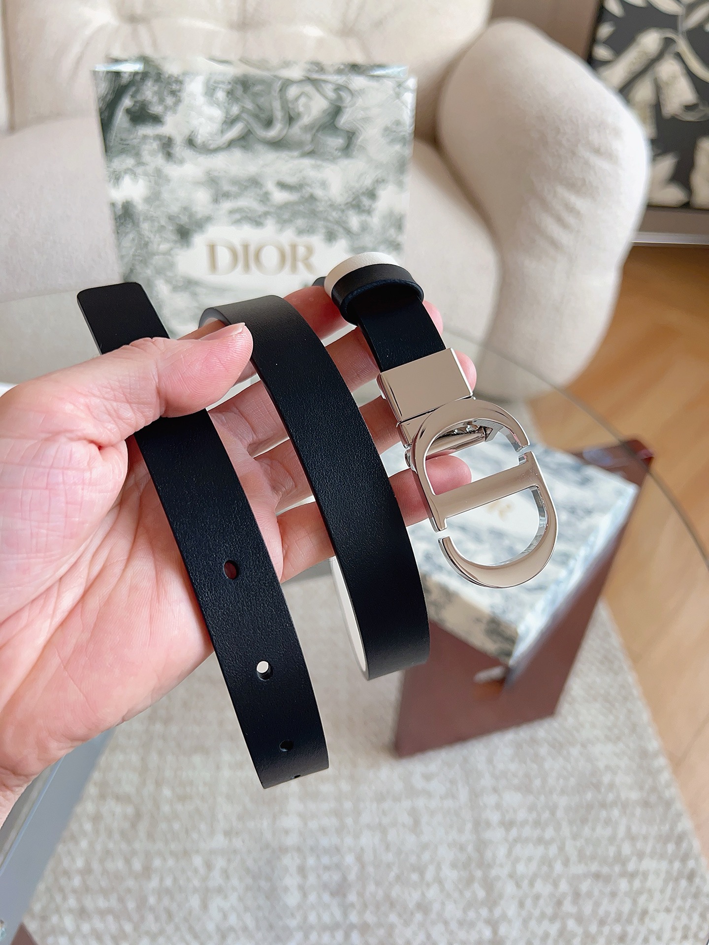 迪奥（DIOR）这款 20 Montaigne 腰带可翻面使用，以双面设计重新诠释经典。采用光滑小牛皮革
