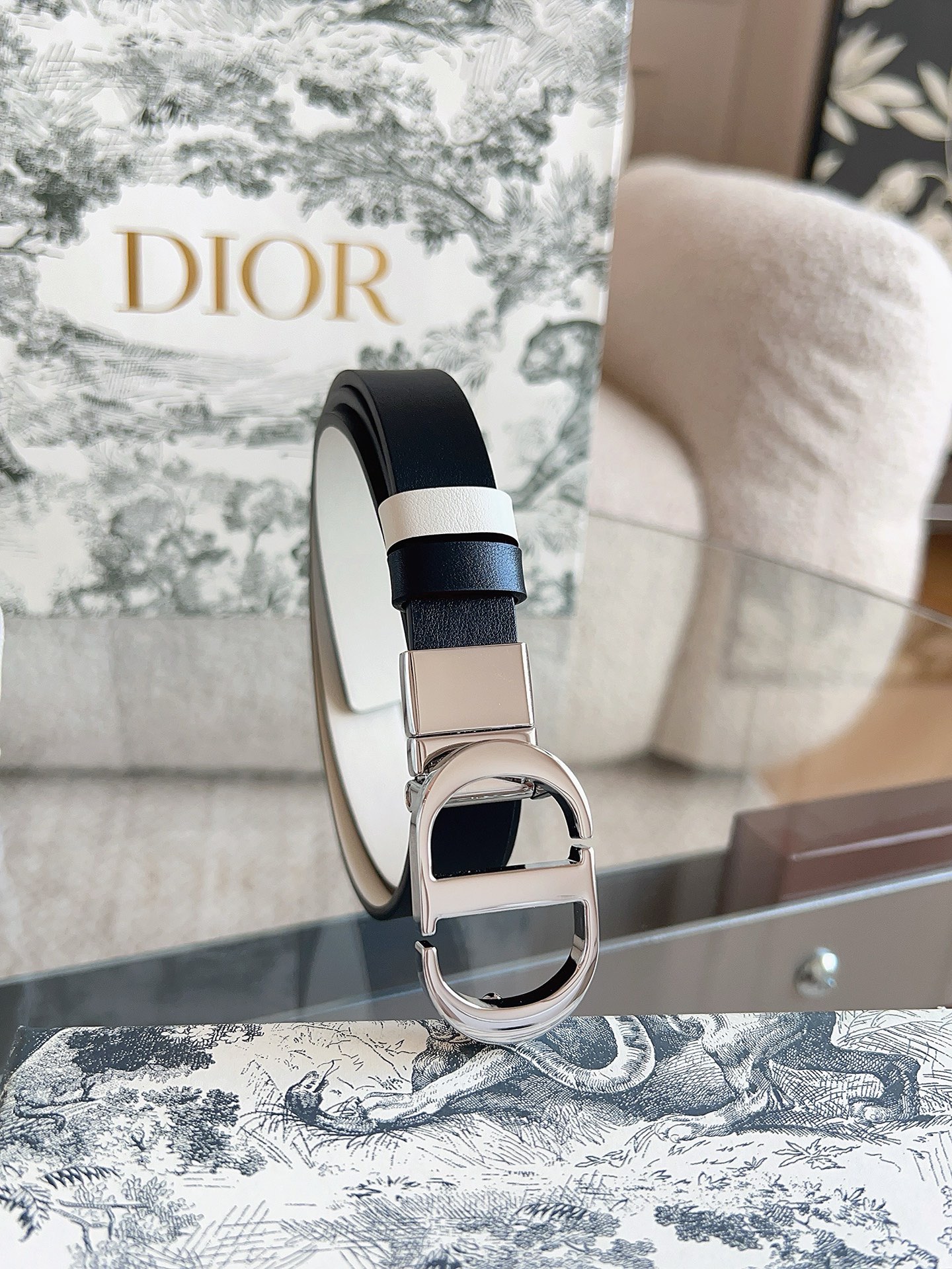 迪奥（DIOR）这款 20 Montaigne 腰带可翻面使用，以双面设计重新诠释经典。采用光滑小牛皮革