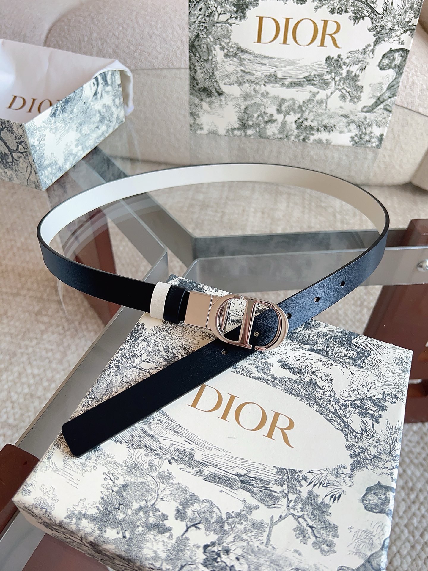 迪奥（DIOR）这款 20 Montaigne 腰带可翻面使用，以双面设计重新诠释经典。采用光滑小牛皮革