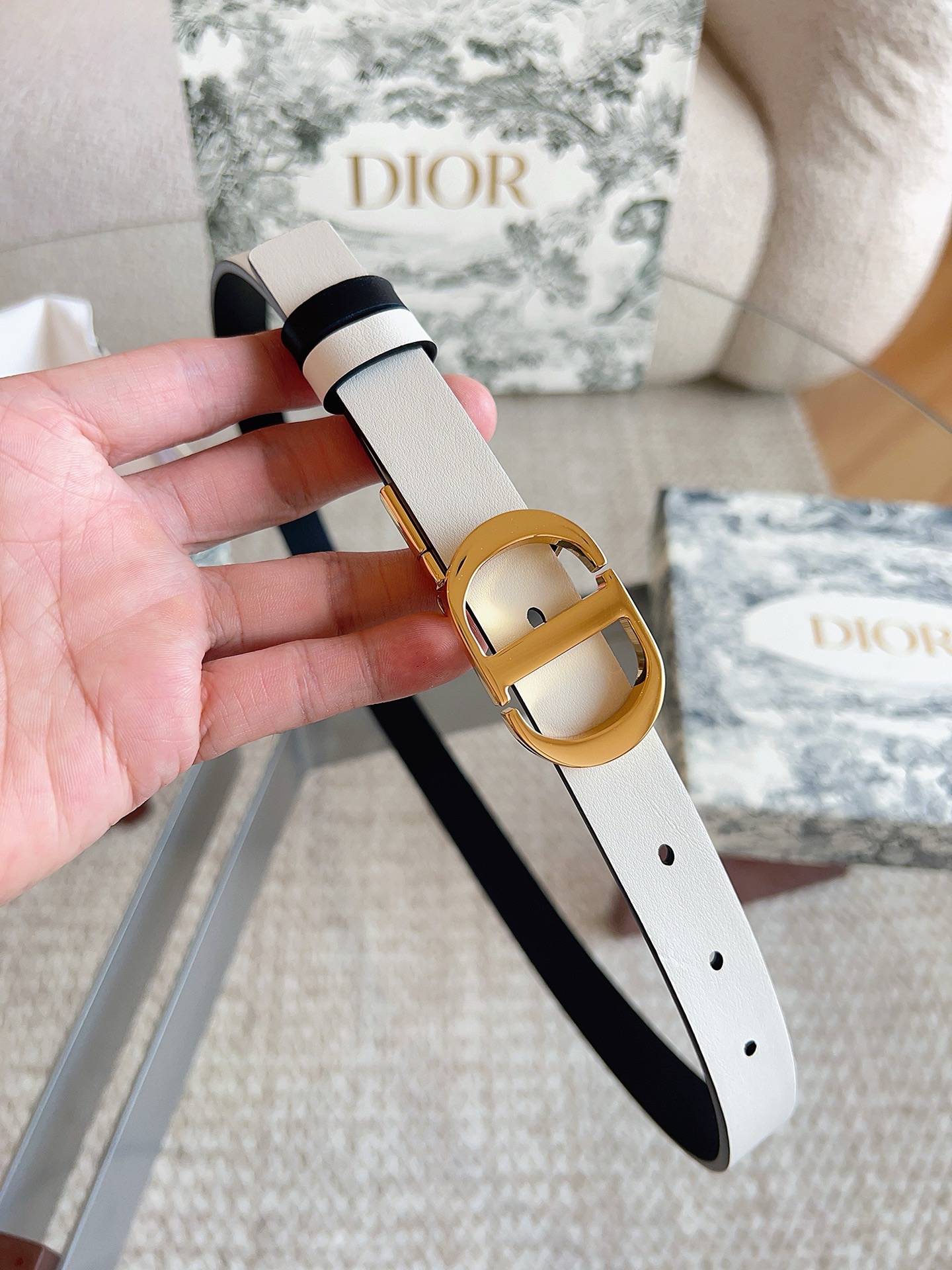 迪奥（DIOR）这款 20 Montaigne 腰带可翻面使用，以双面设计重新诠释经典。采用光滑小牛皮革