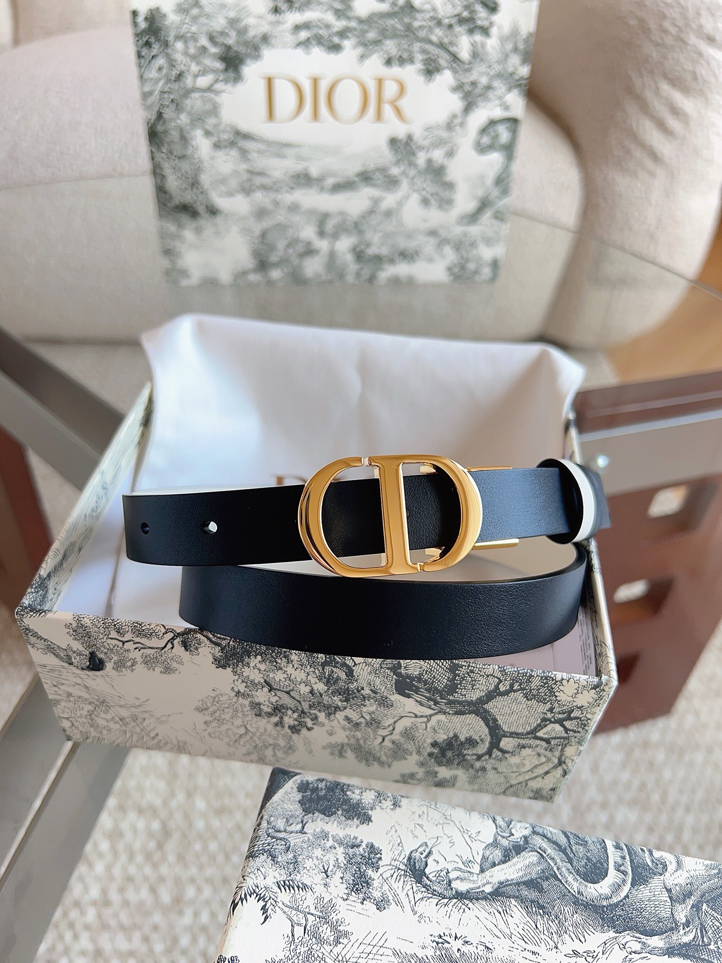 迪奥（DIOR）这款 20 Montaigne 腰带可翻面使用，以双面设计重新诠释经典。采用光滑小牛皮革