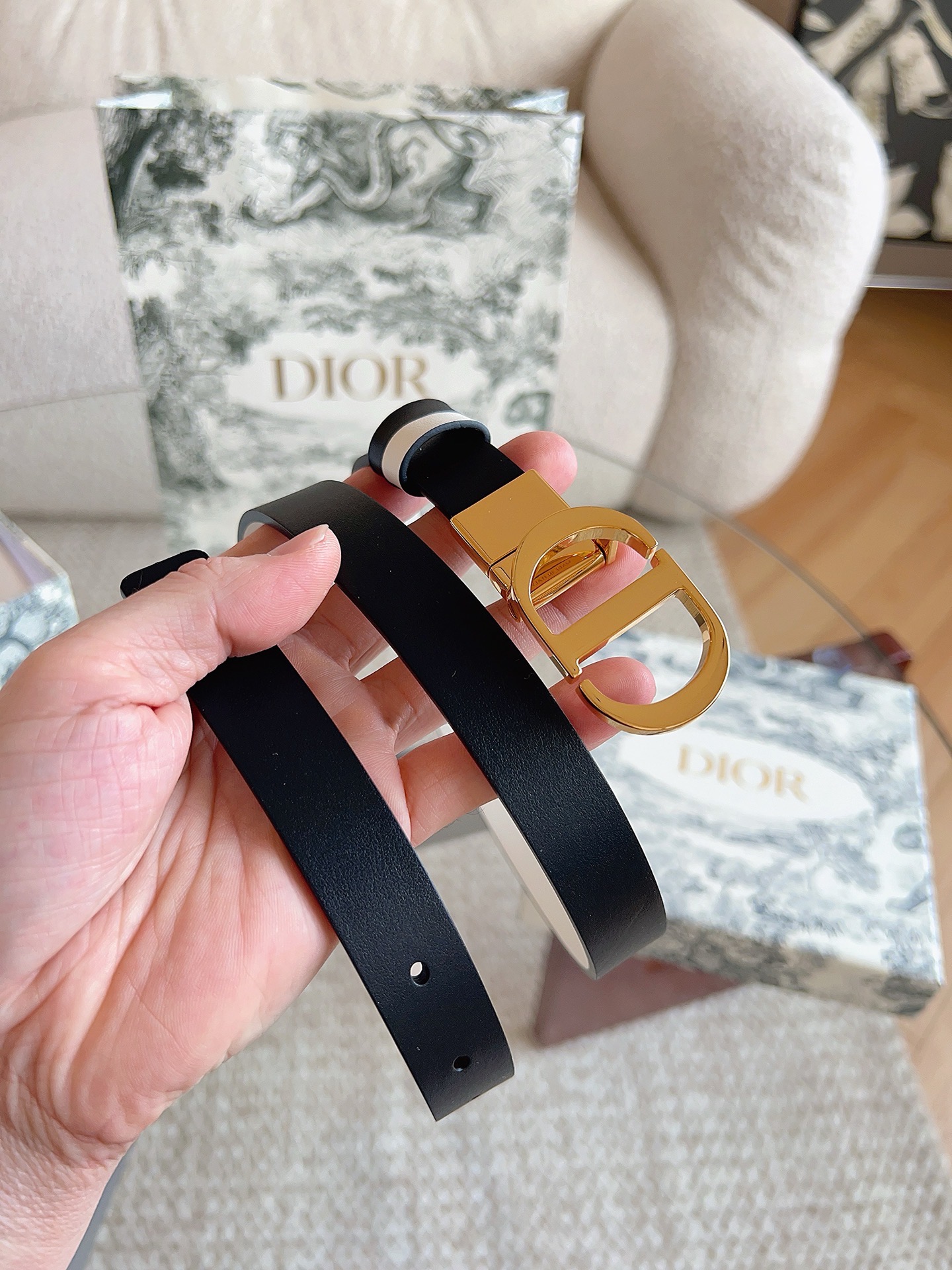 迪奥（DIOR）这款 20 Montaigne 腰带可翻面使用，以双面设计重新诠释经典。采用光滑小牛皮革