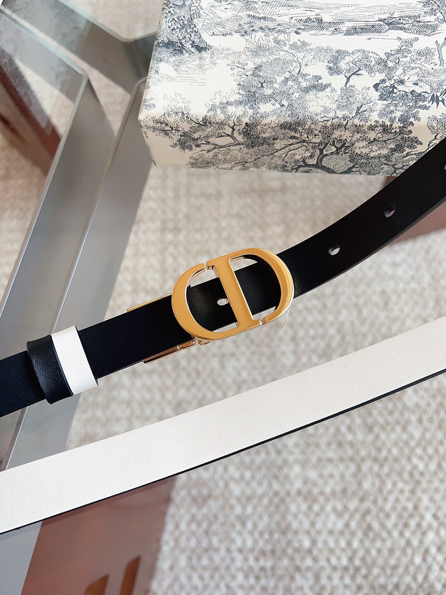 迪奥（DIOR）这款 20 Montaigne 腰带可翻面使用，以双面设计重新诠释经典。采用光滑小牛皮革