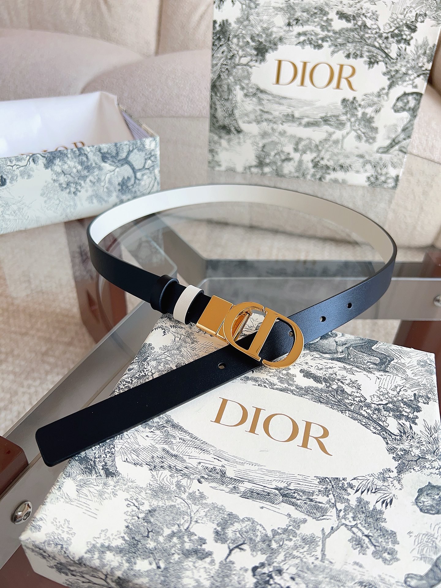 迪奥（DIOR）这款 20 Montaigne 腰带可翻面使用，以双面设计重新诠释经典。采用光滑小牛皮革