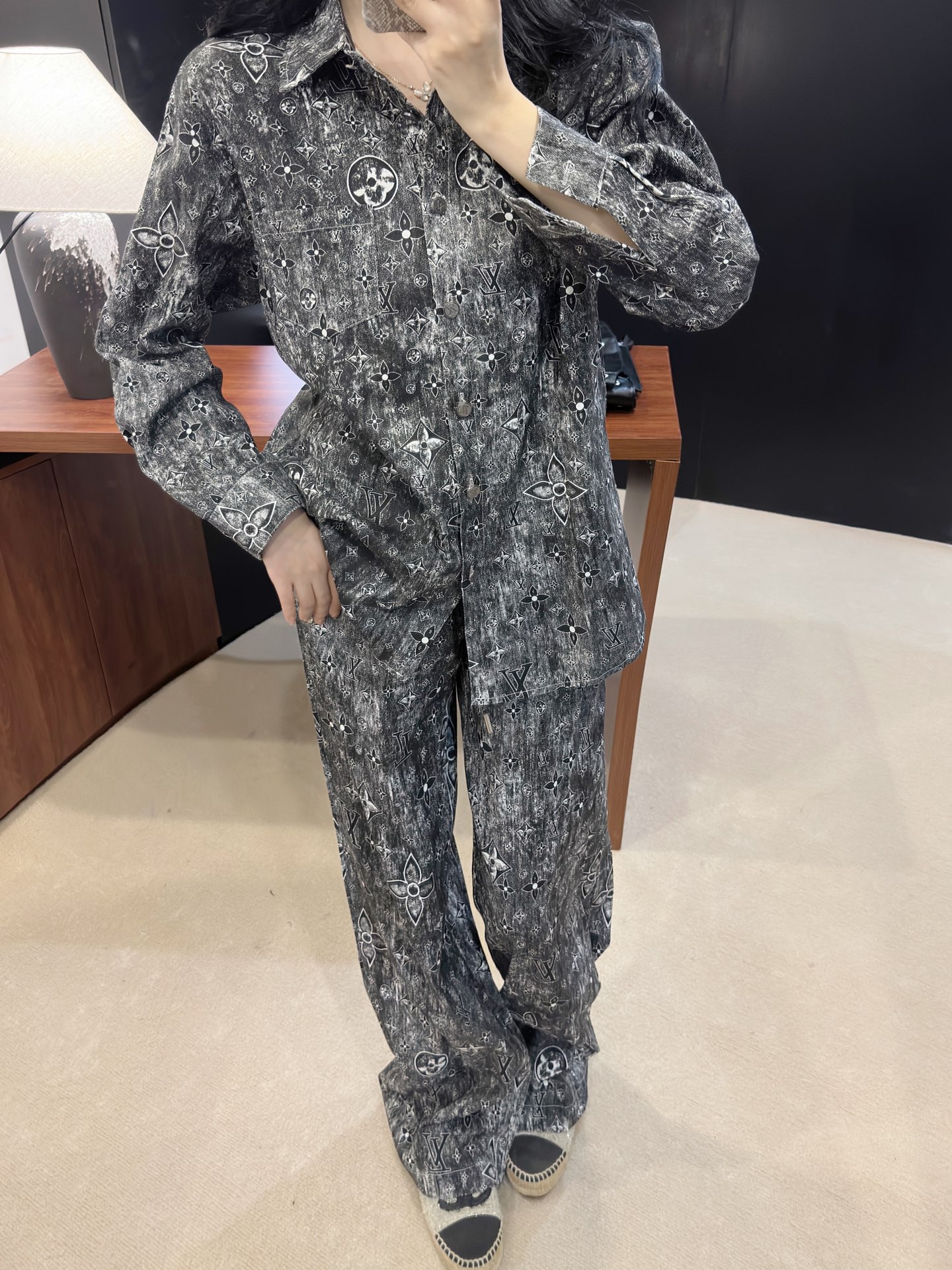 NO:311827,Model number D25022573 LOUIS*Dujia LV new fashionable and fashionable thin denim versatile fashion suit!  Custom logo letter button button lapel loose long-sleeved shirt with pockets on both sides of elastic waist loose wide-leg pants trousers!  (M size bust 114, sleeve length 54, front garment length 73/78; waist 66 elastic, trousers length 106, louis vuitton, louis vuitton, louis vuitton, louis vuitton, louis vuitton, alexander wang19860909款号D25022573 LOUIS*驴家LV新款洋气时髦薄牛仔百搭时尚套装！定制logo字母纽扣系扣翻领宽松长袖衬衣两侧口袋松紧腰宽松阔腿裤长裤！（M码胸围114,袖长54,前衣长73/78；腰围66松紧,裤长106,,louis vuitton,louis vuitton,louis vuitton,louis vuitton,alexander wang,Women's clothing