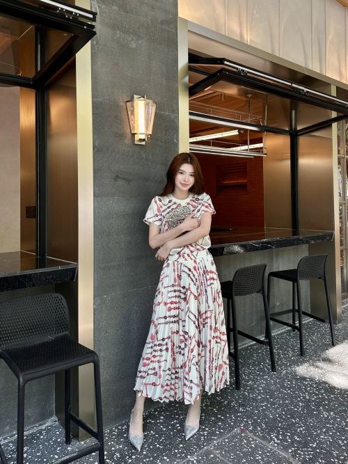 Hermes 2025SS Women's Printed T-Shirt and Pleated Skirt Set 1 Hermes 2025SS Women's Printed T-Shirt and Pleated Skirt Set